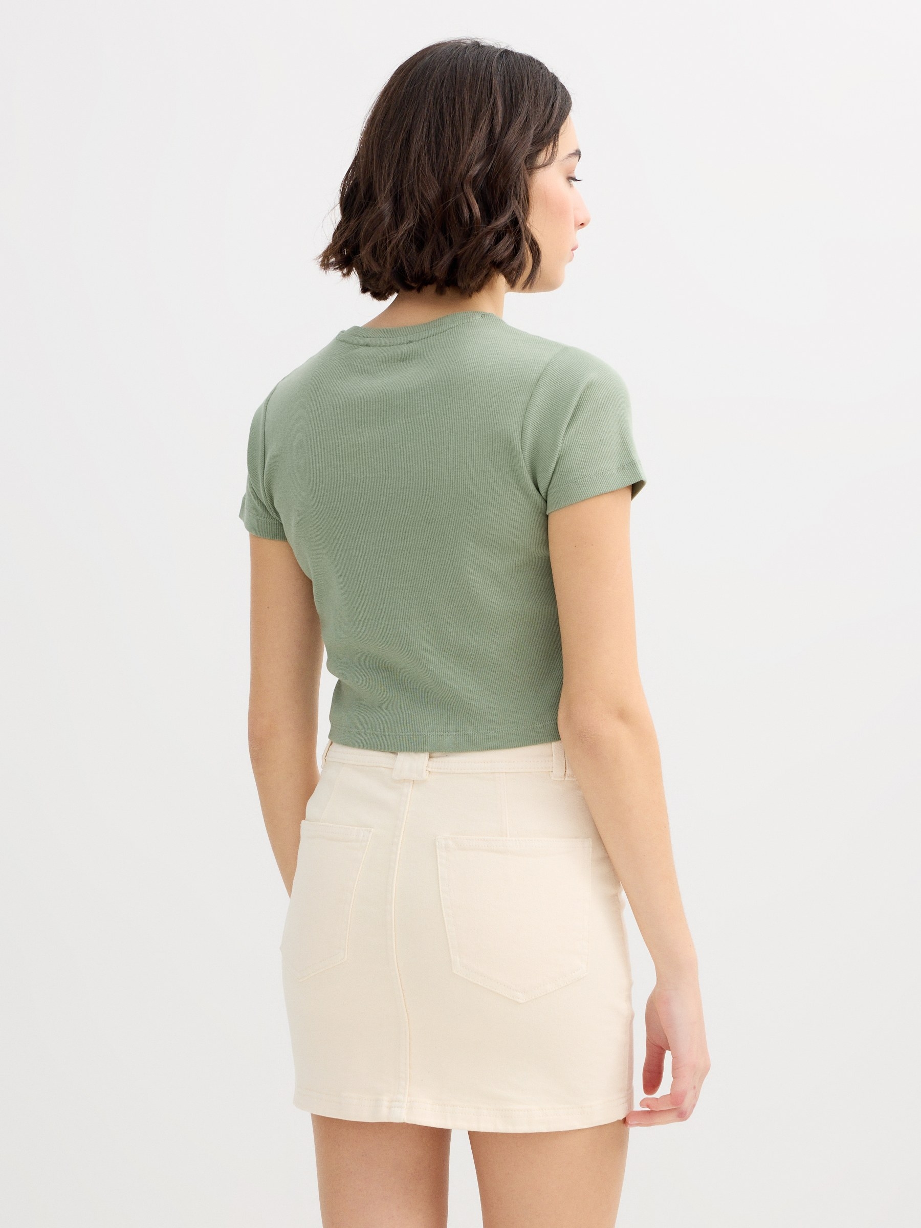 Camiseta crop boring verde grisáceo vista media frontal