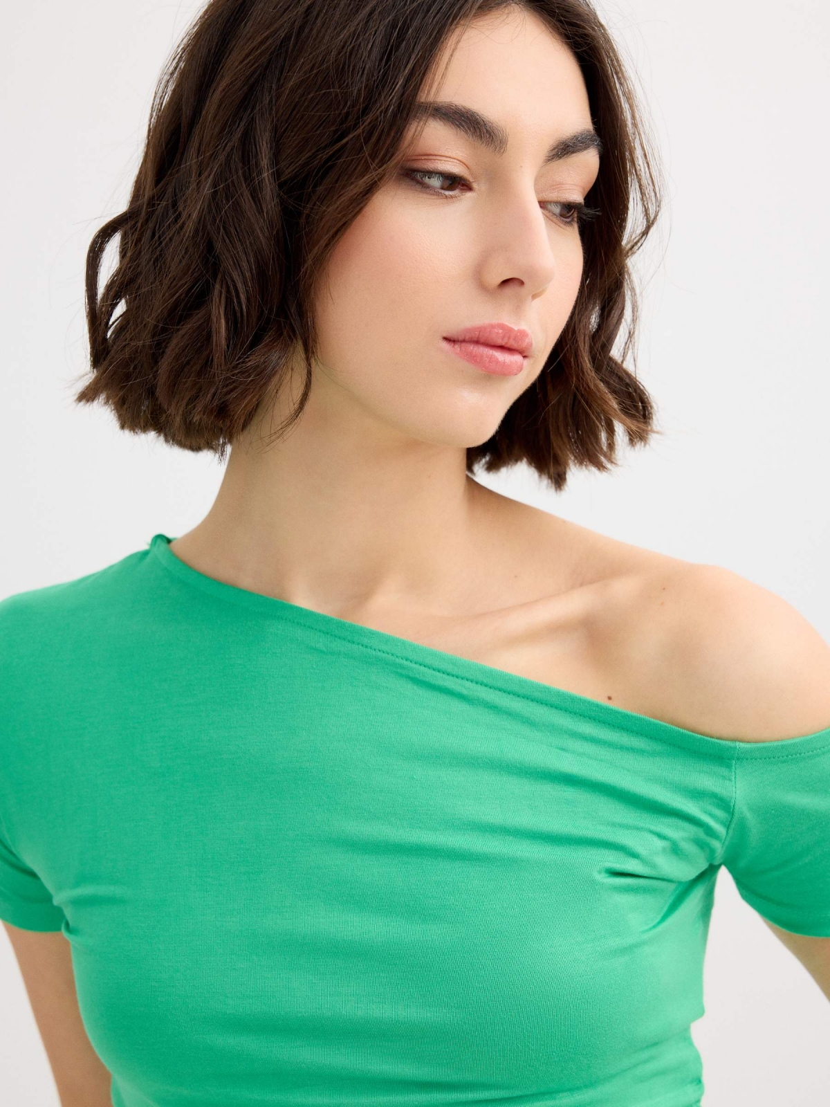 Camiseta asimétrica fruncida esmeralda vista detalle