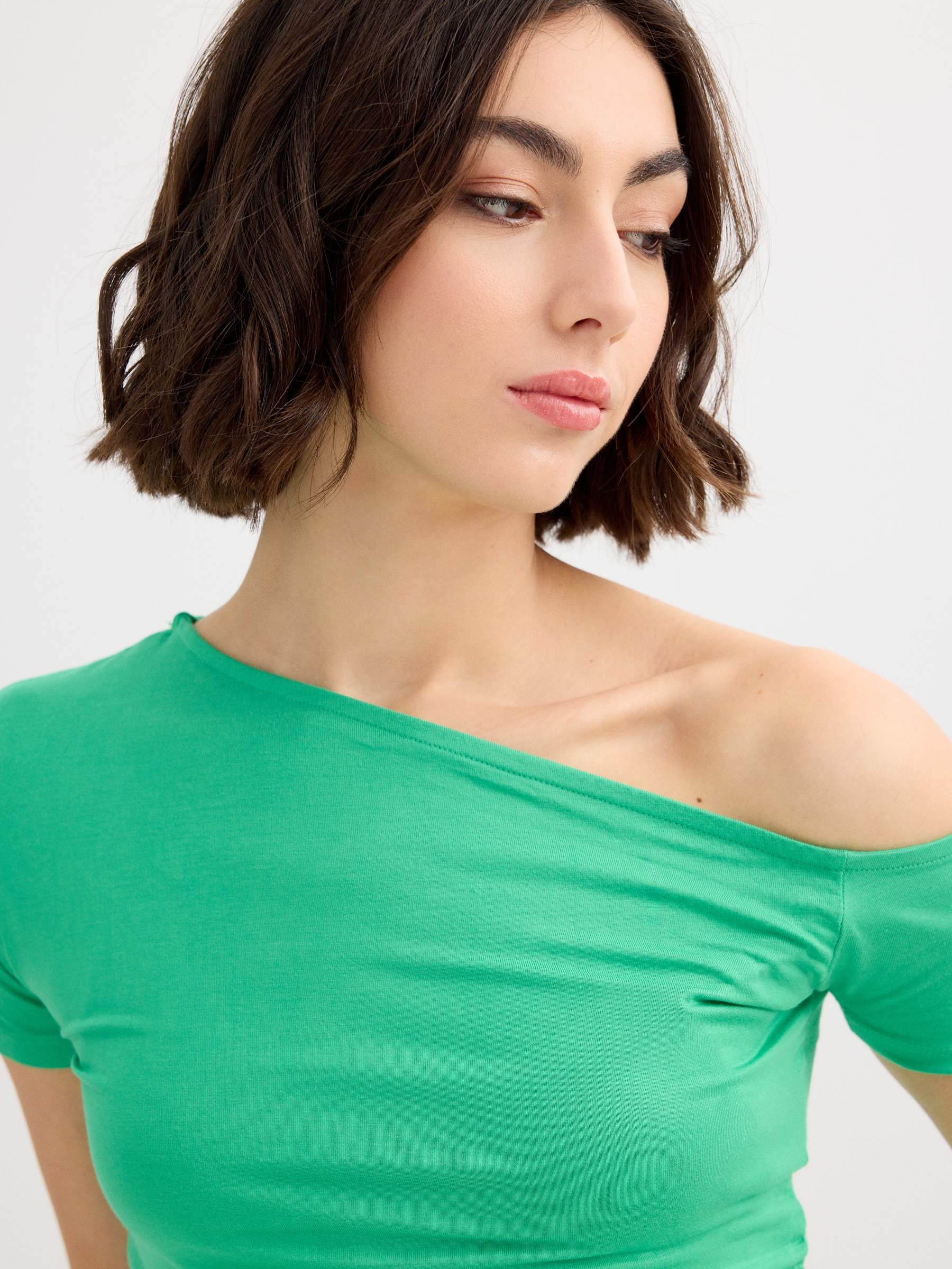 Camiseta assimétrica franzida esmeralda vista meia frontal