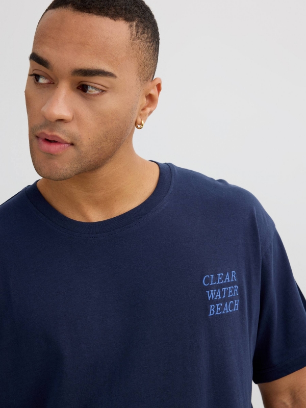 Camiseta Clear Water Beach azul marino vista detalle