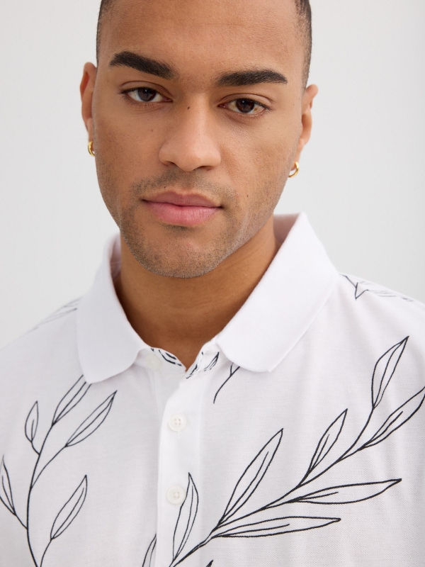 Polo piqué hojas tropicales blanco vista detalle