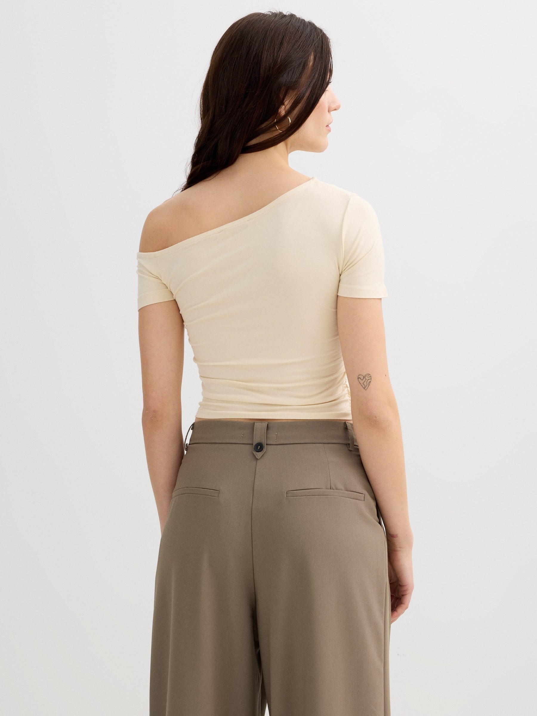 Camiseta assimétrica franzida areia vista meia frontal