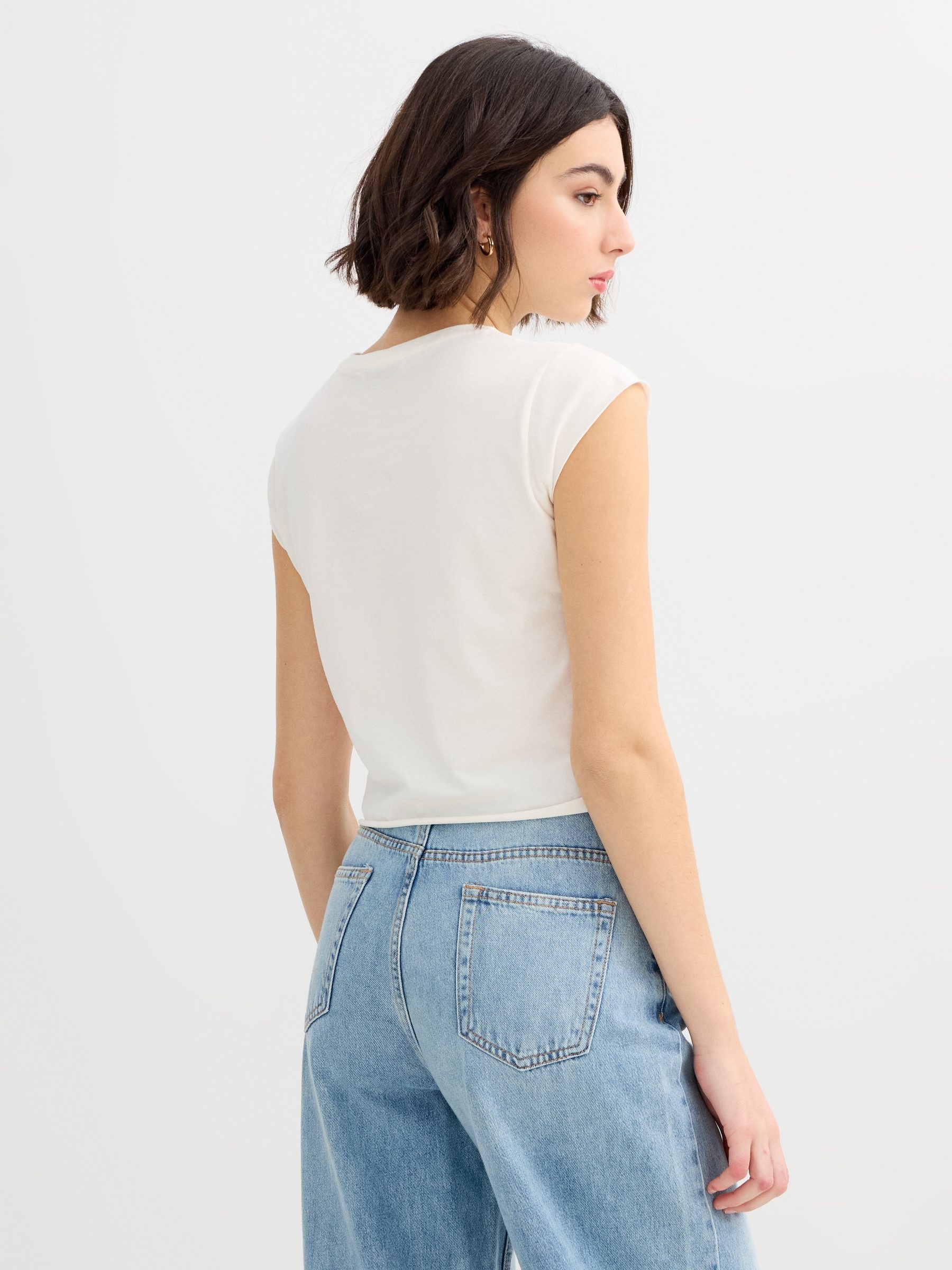 Camiseta crop the best off white vista meia frontal