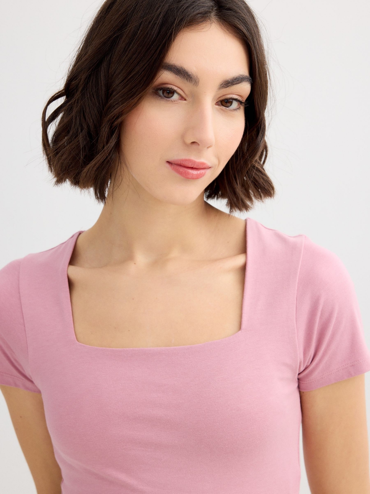 Camiseta cropped viscose decote quadrado púrpura pastel vista detalhe