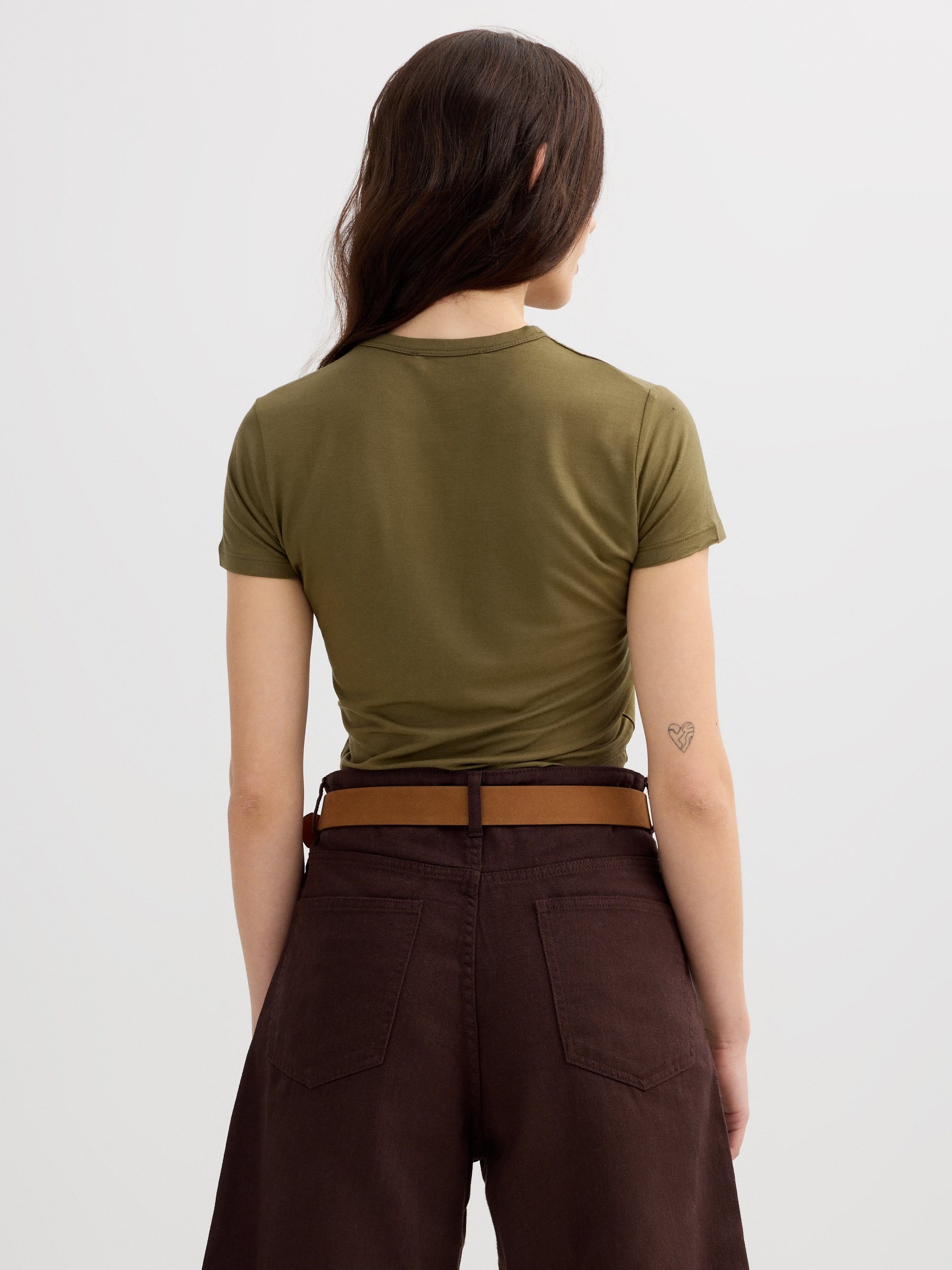 Camiseta slim de viscosa kaki vista media frontal