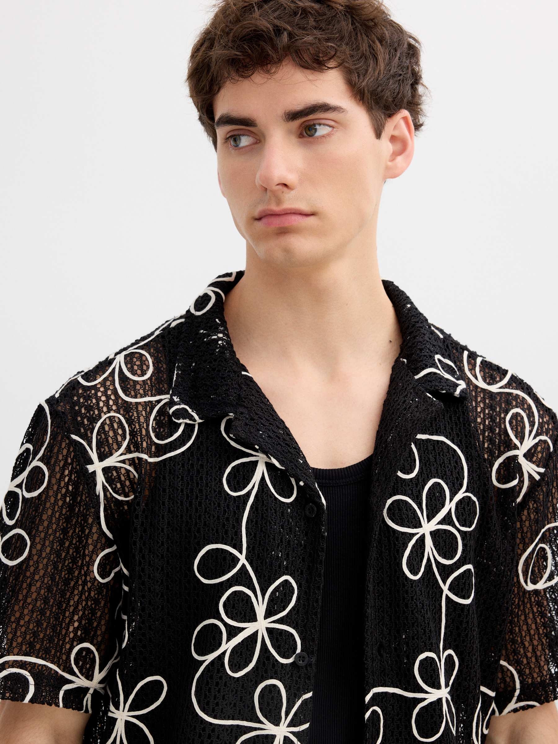 Camisa de punto flores negro vista media frontal