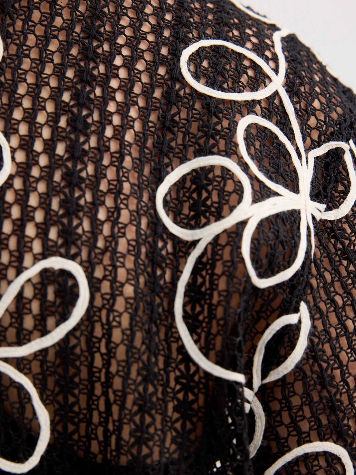 Camiseta de malha flores preto vista detalhe