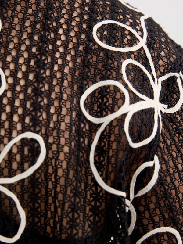 Camiseta de malha flores preto vista detalhe