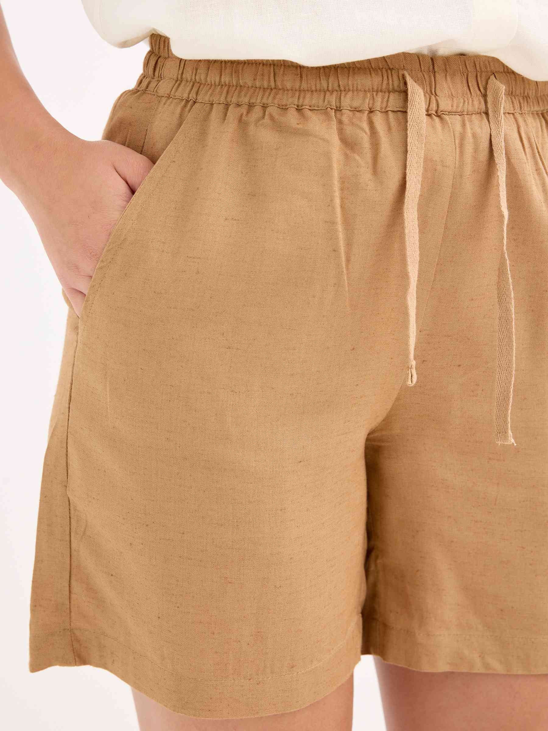 Fluid Bermuda shorts with crochet pocket taupe middle front view