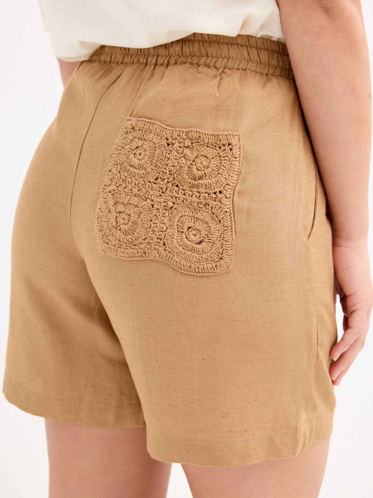 Bermuda fluida com bolso de crochê taupe vista detalhe