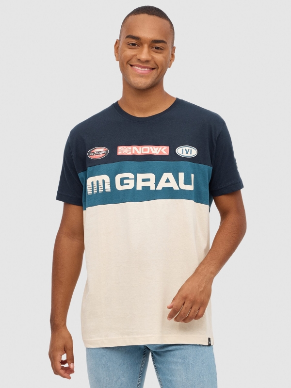 Camiseta texto color block arena vista media frontal