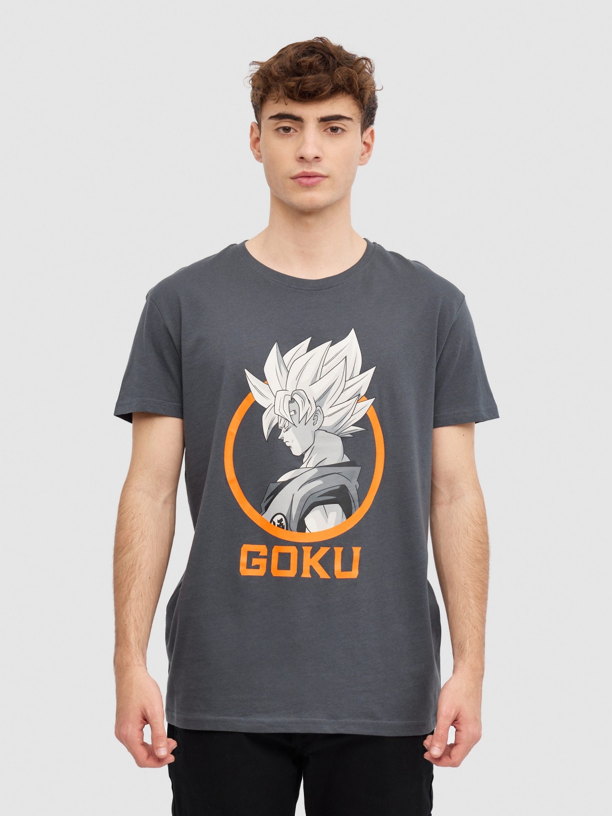 T-shirt de manga curta do Goku cinza escuro vista meia frontal
