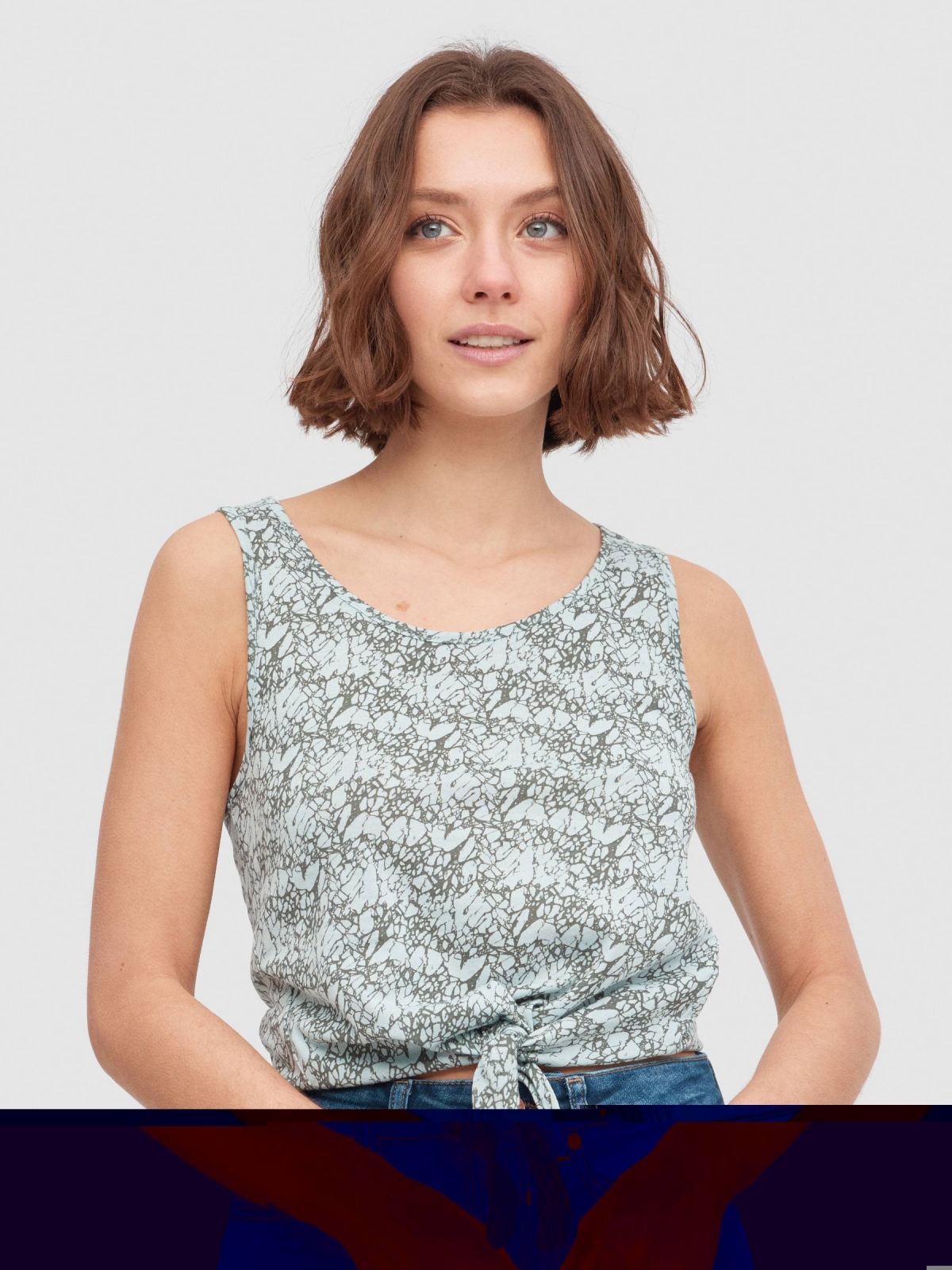 Camiseta anudada animal print verde azulado vista media frontal