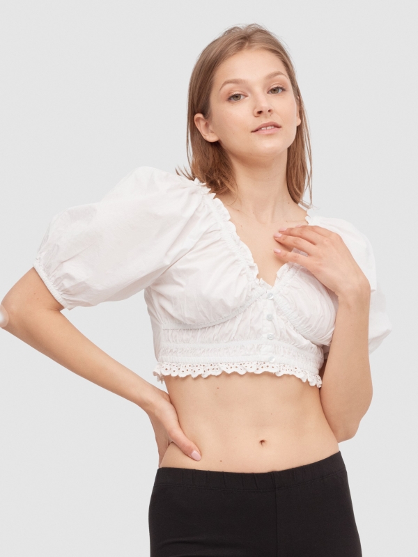 Blusa suíça bordada off white vista meia frontal