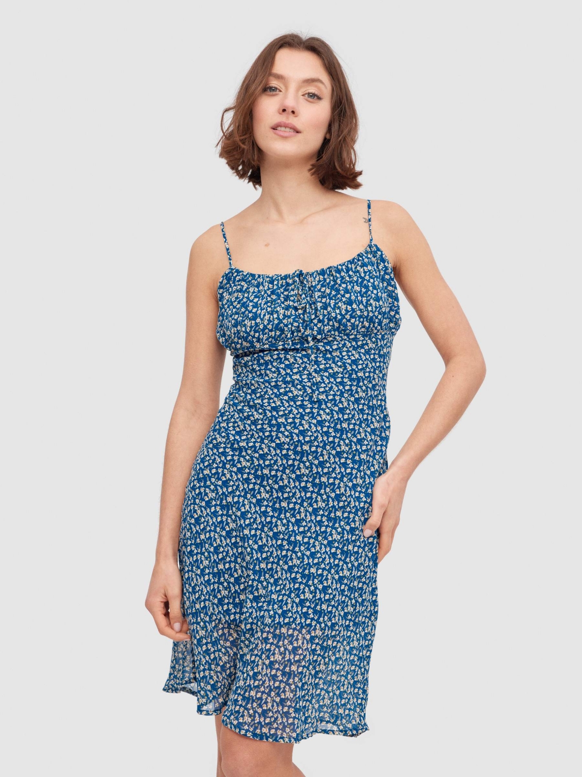 Vestido franzido peito redondo azul vista meia frontal