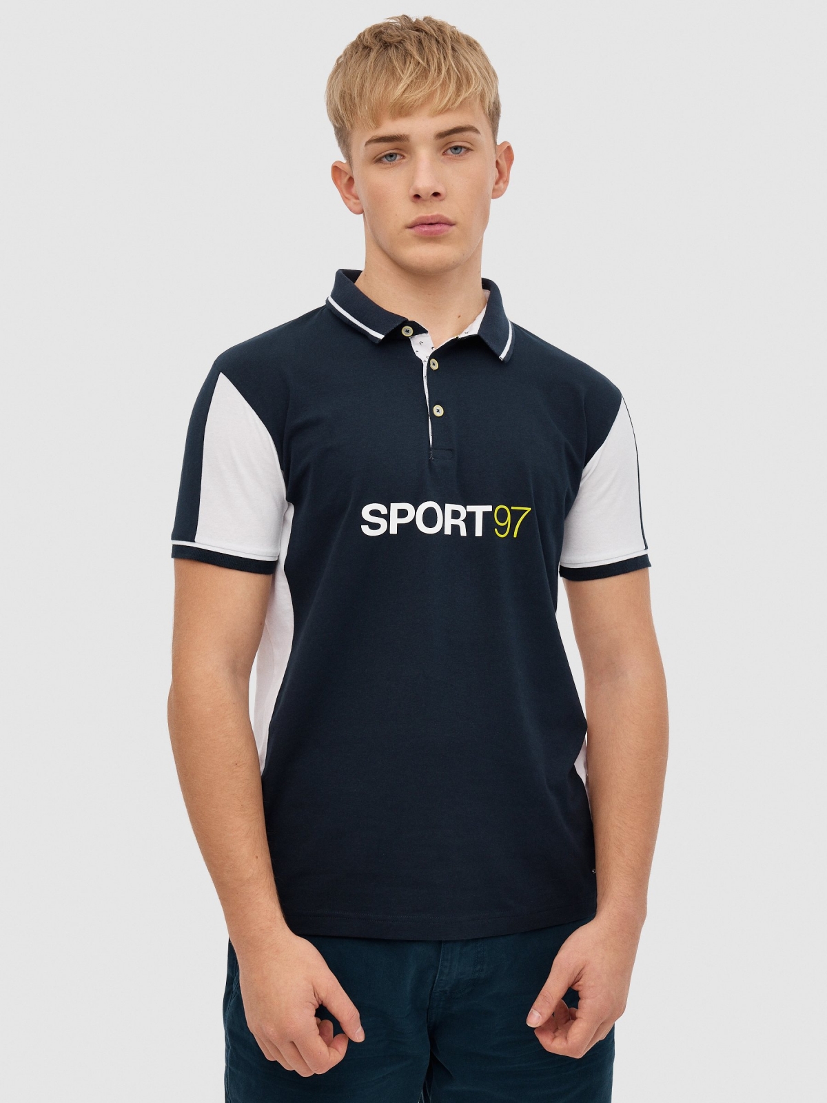 Pólo desportivo azul marinho vista meia frontal