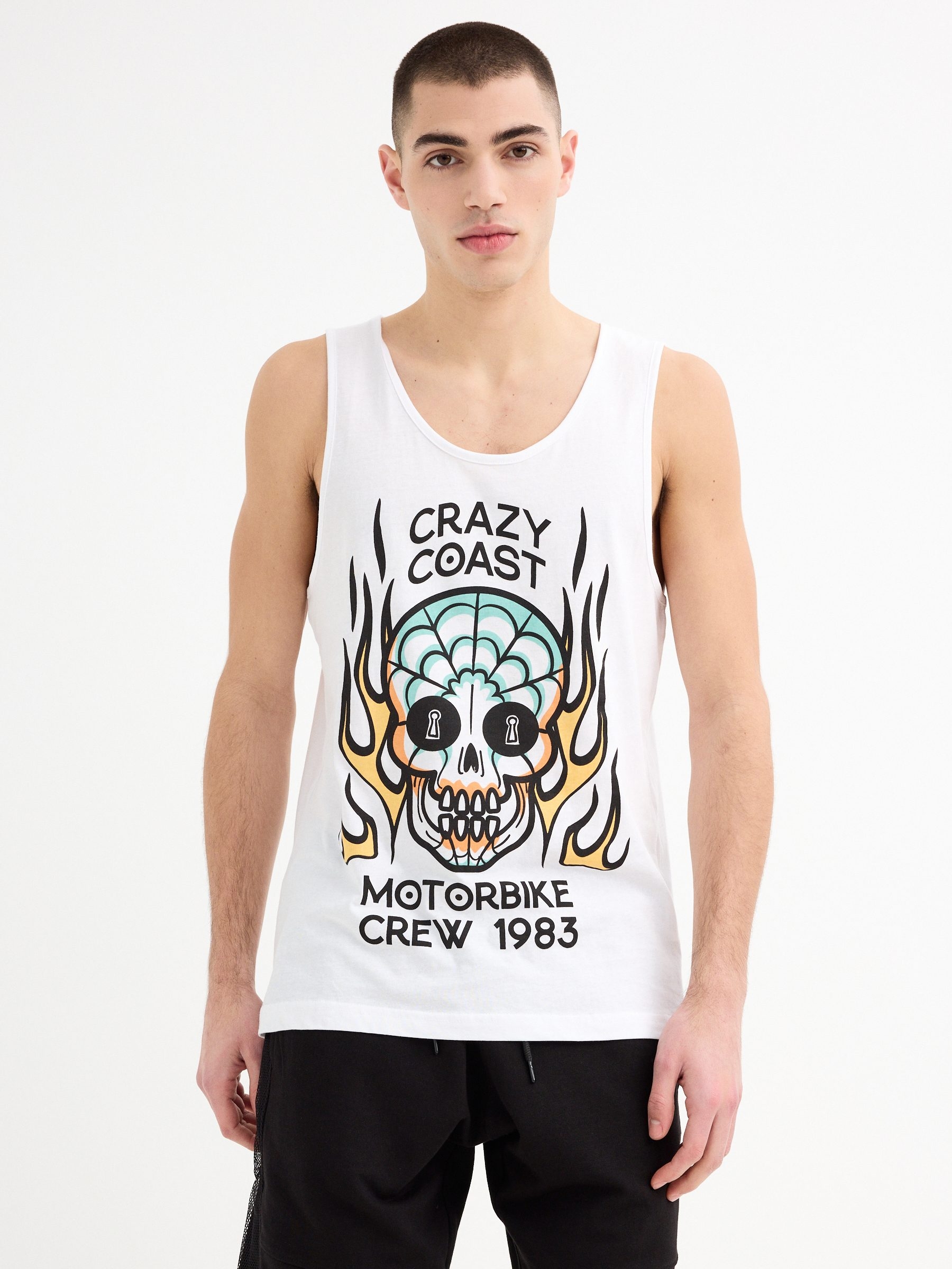 T-shirt com caveira de fogo branco vista meia frontal