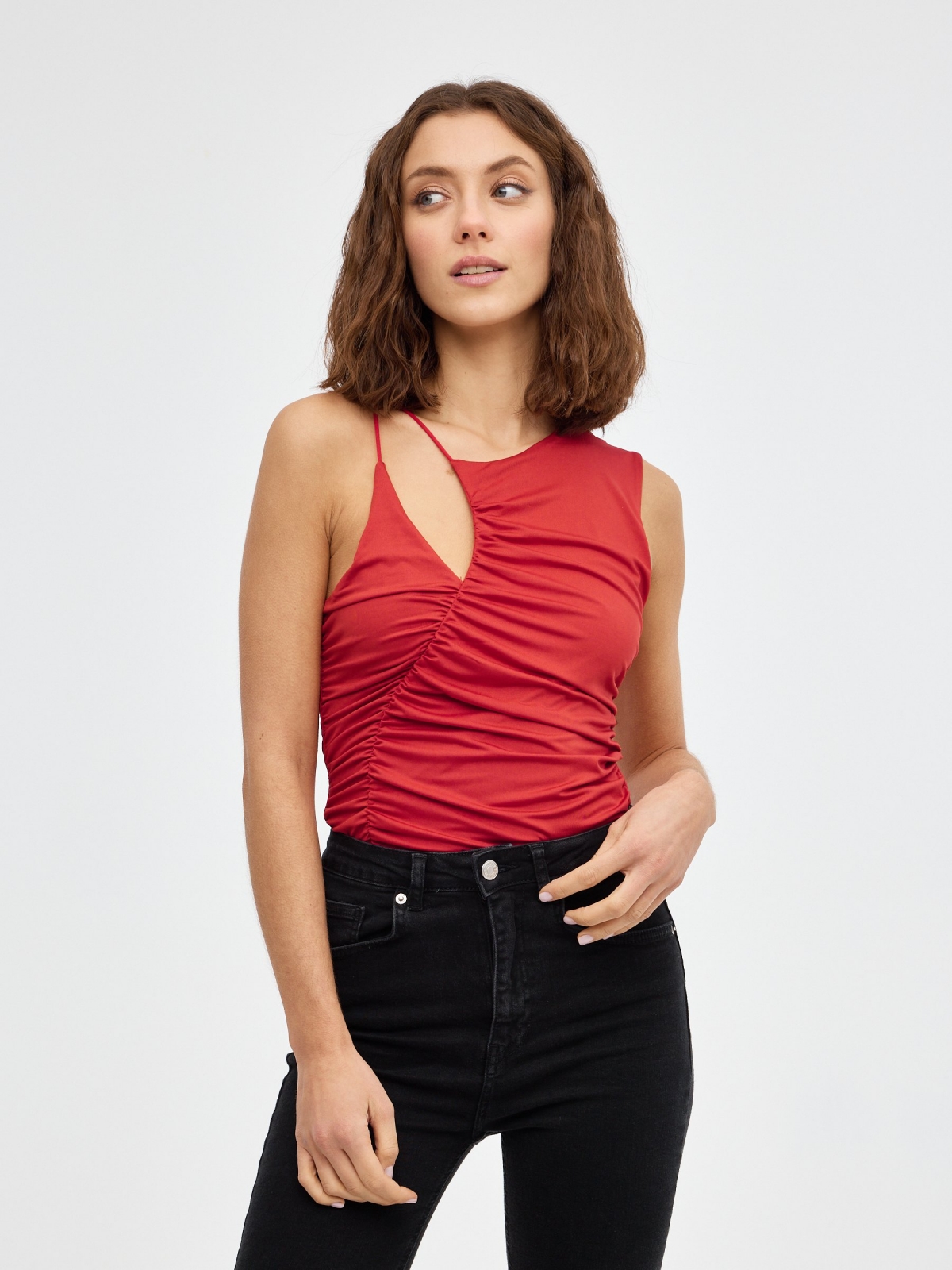 Top cuello cut out rojo vista media frontal