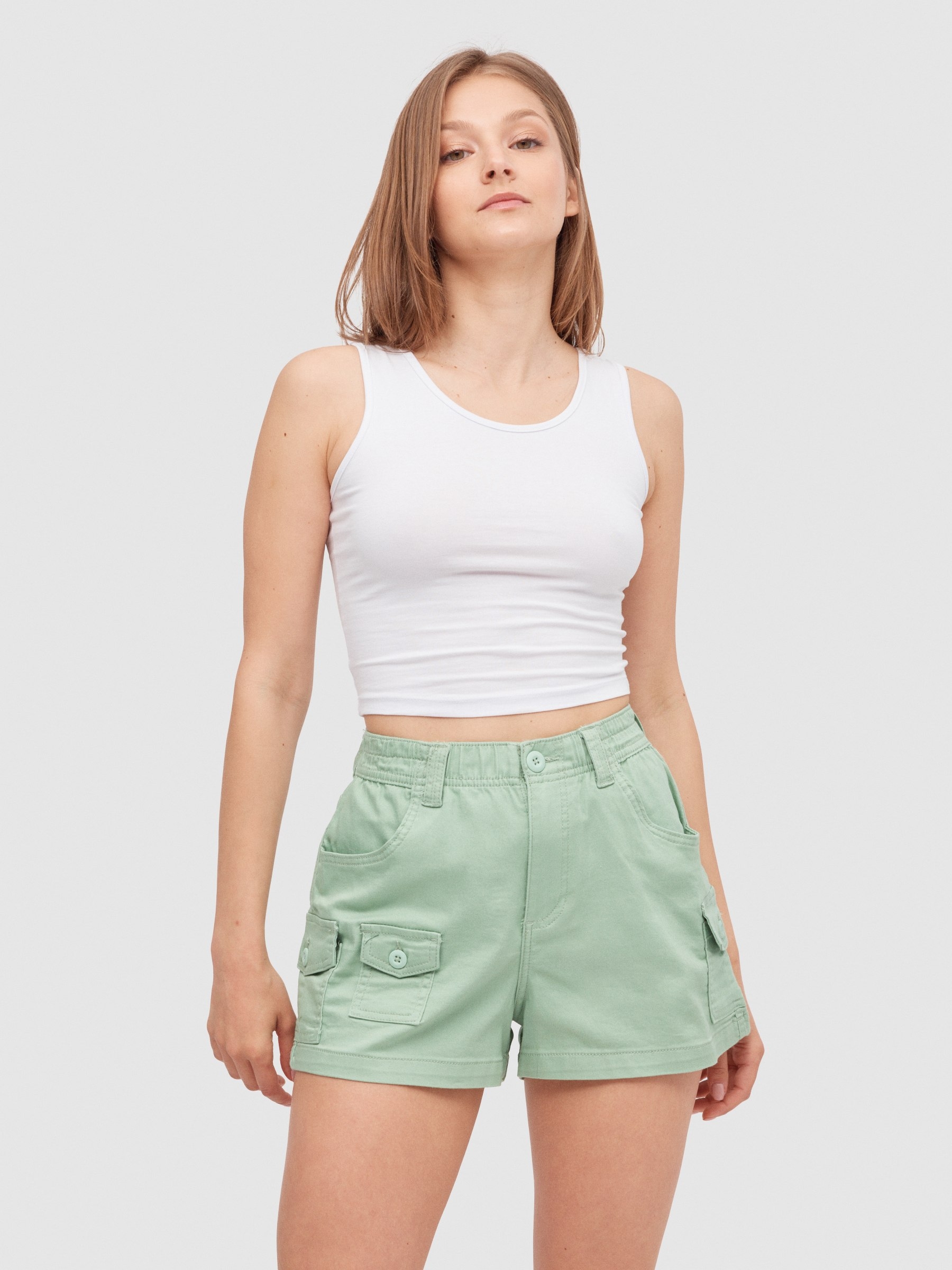 Short cargo verde vista meia frontal