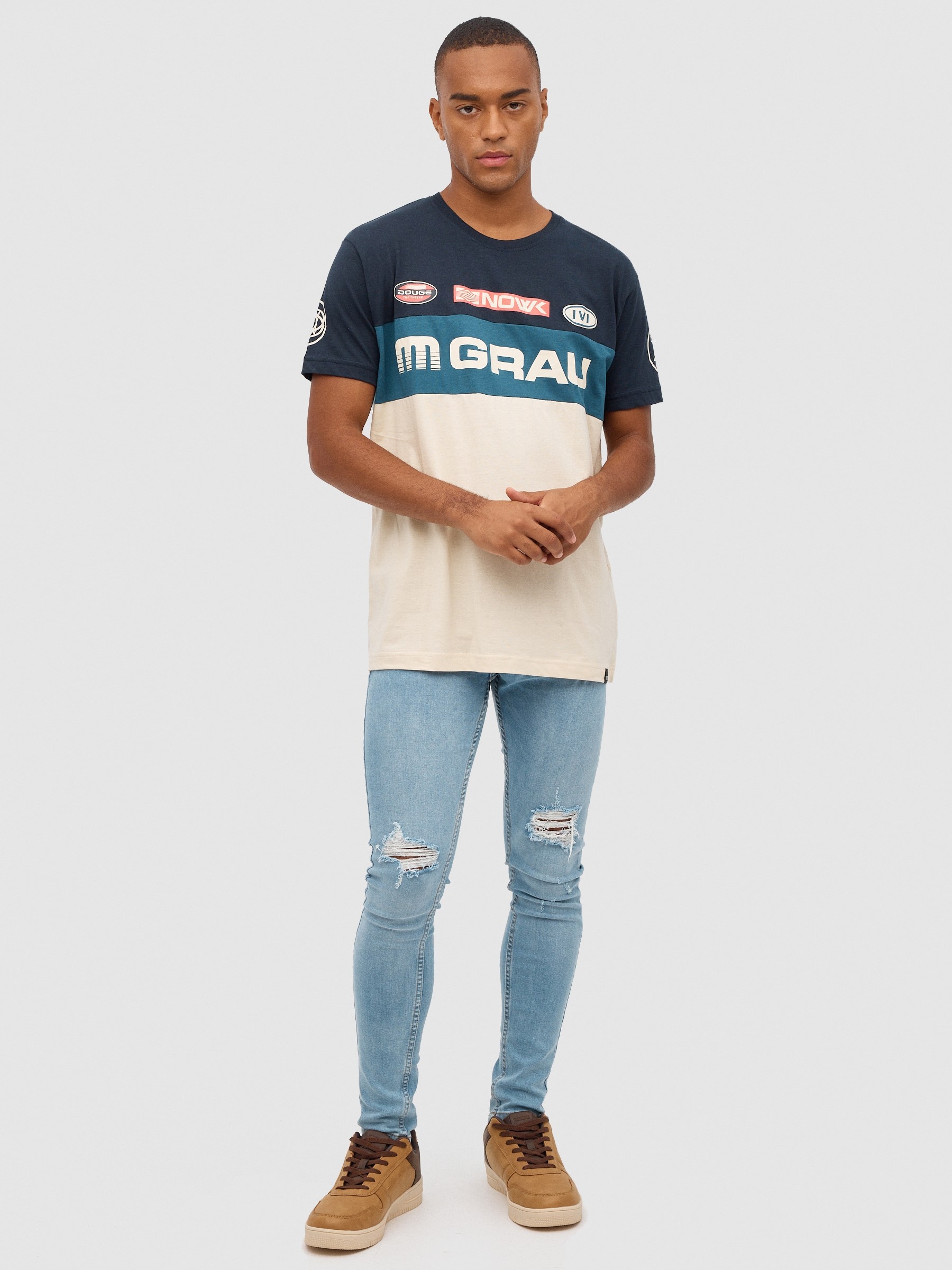 Camiseta texto color block arena vista media frontal