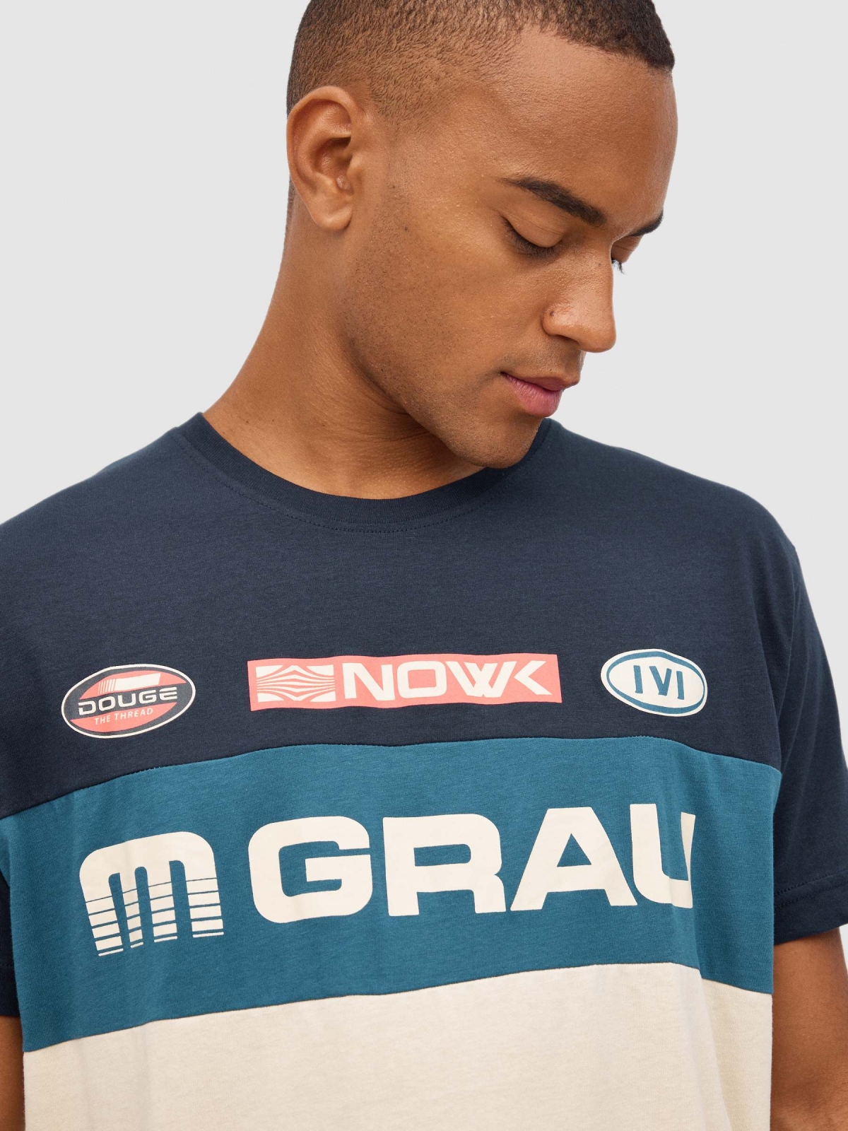 Camiseta texto color block arena vista detalle