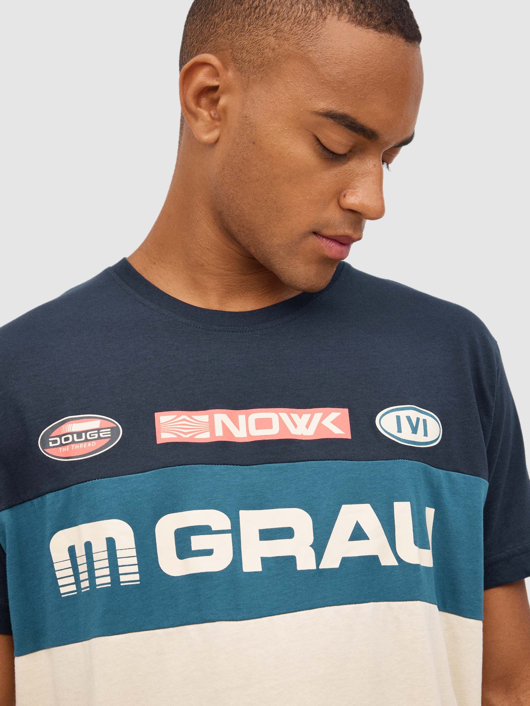 Camiseta texto color block arena vista media frontal