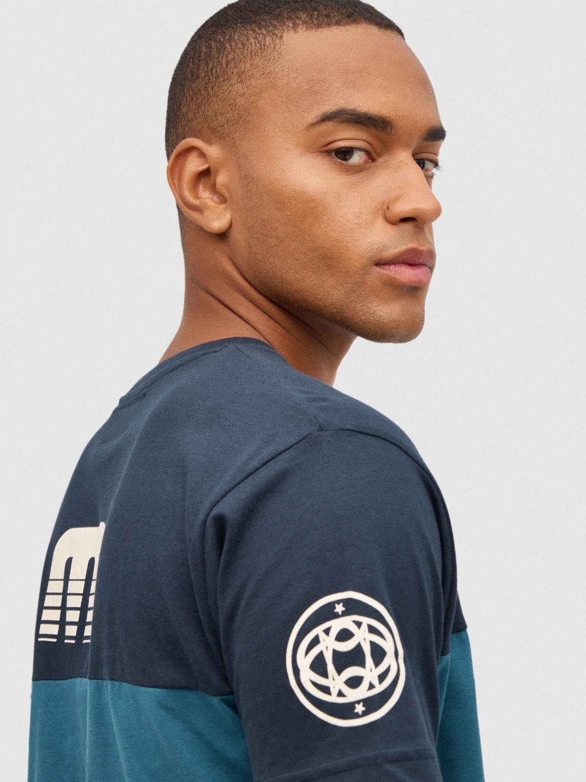 Camiseta texto color block arena vista detalle