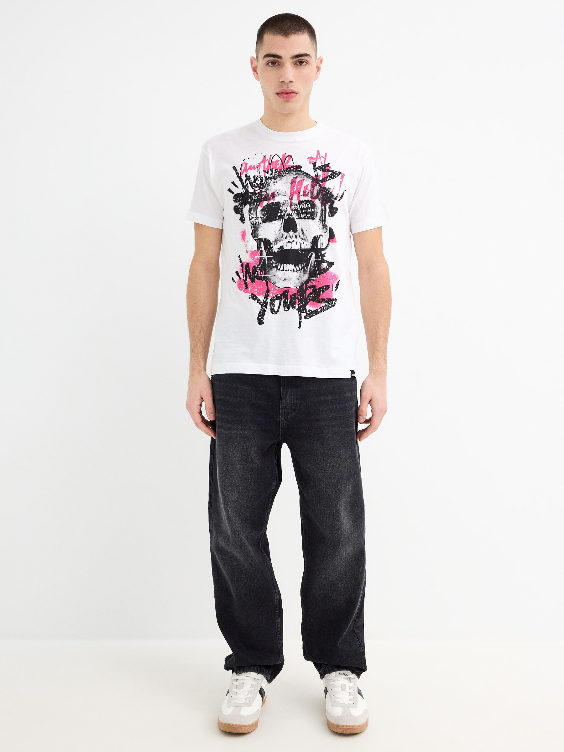 Skull T-shirt white middle front view