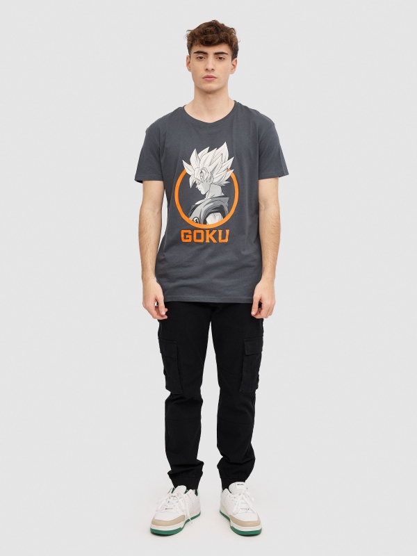T-shirt de manga curta do Goku cinza escuro vista geral frontal