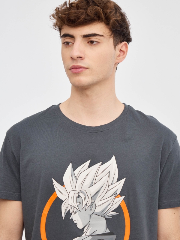 Camiseta manga corta Goku gris oscuro vista detalle