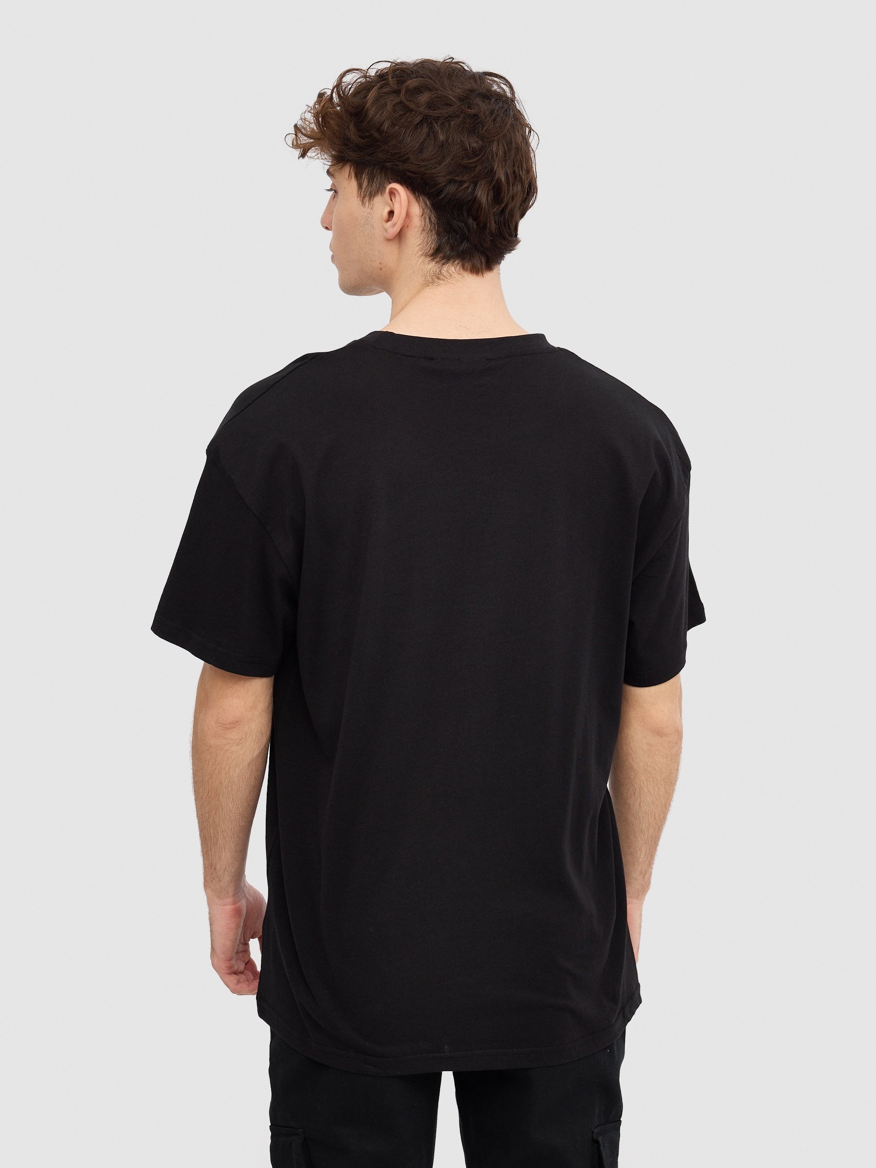 T-shirt oversize Attack On Titan preto vista meia frontal