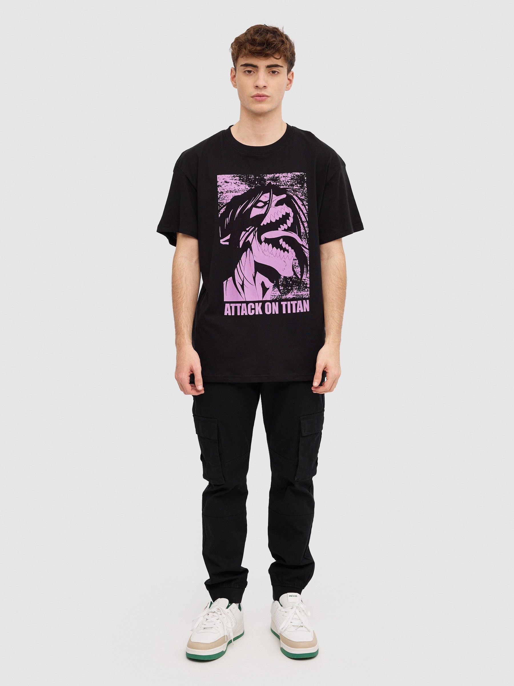 Camiseta oversize Attack On Titan negro vista media frontal