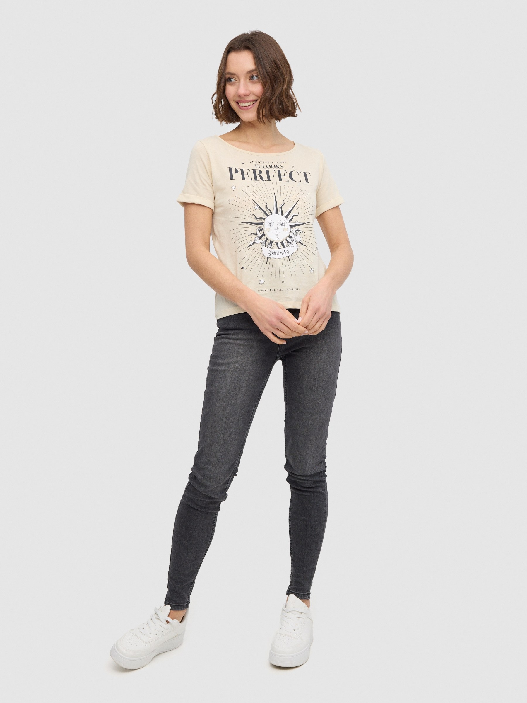 T-shirt com estampado solar areia vista meia frontal