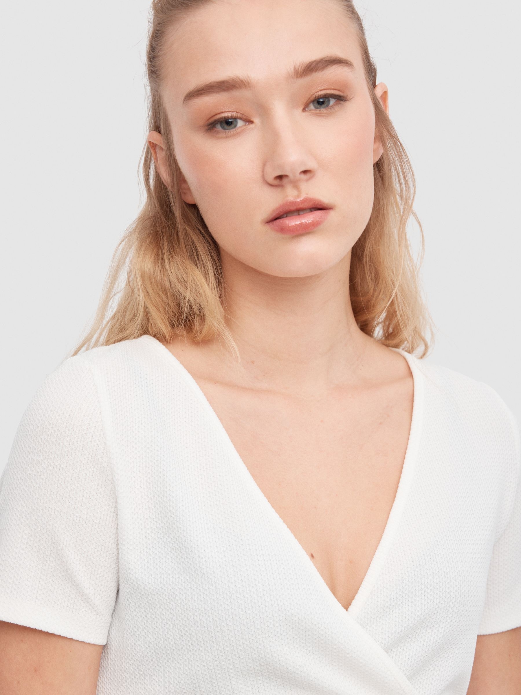 Camiseta crop cuello cruzado blanco vista media frontal