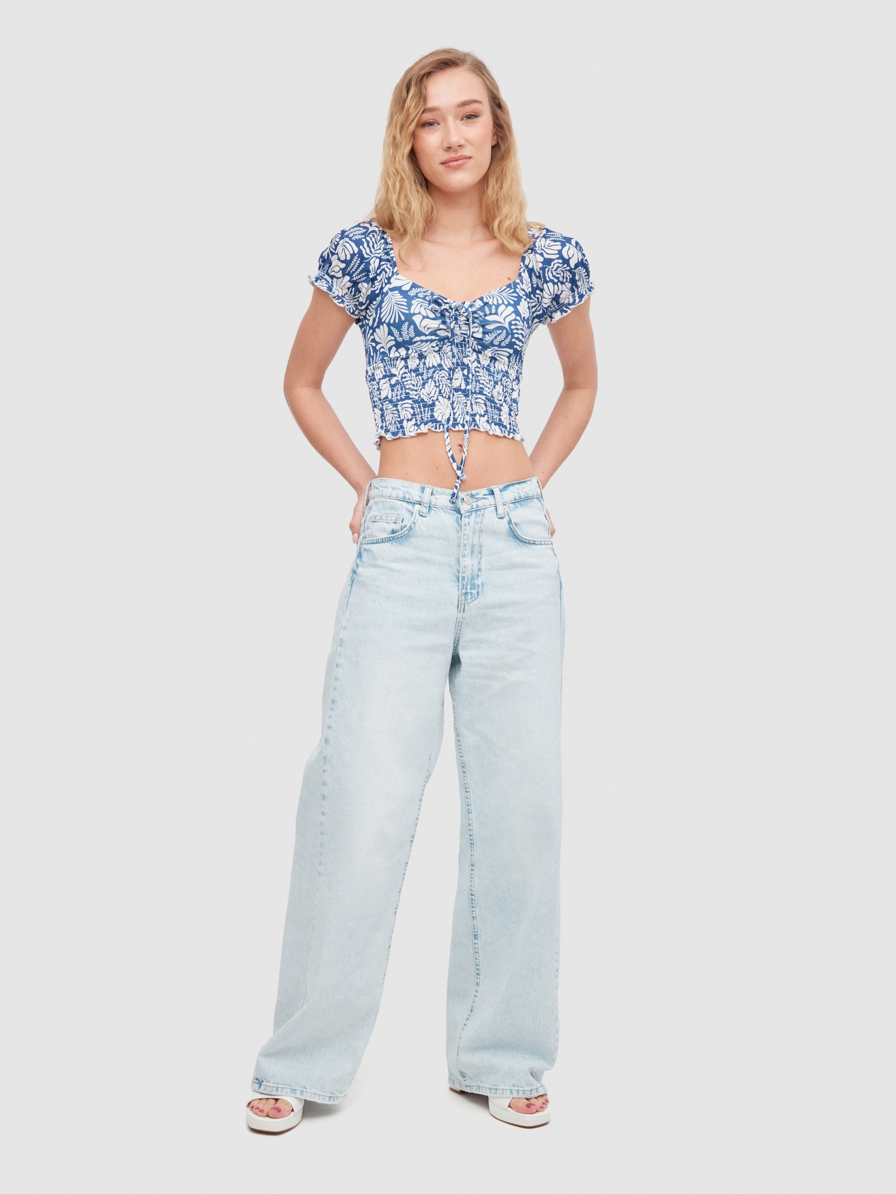 Camiseta mesonera fruncido azul eléctrico vista media frontal