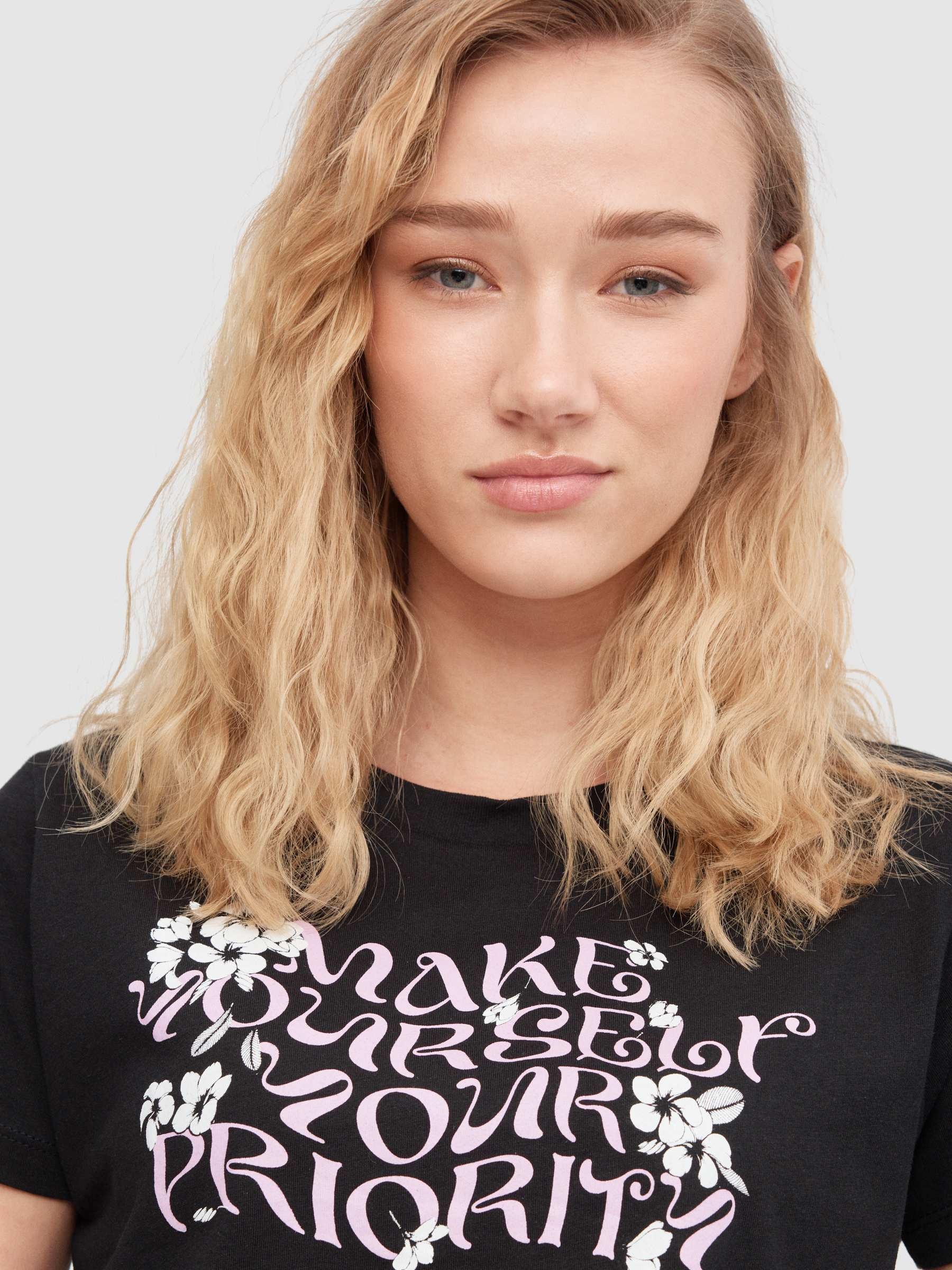 Camiseta Yourself Priority negro vista media frontal