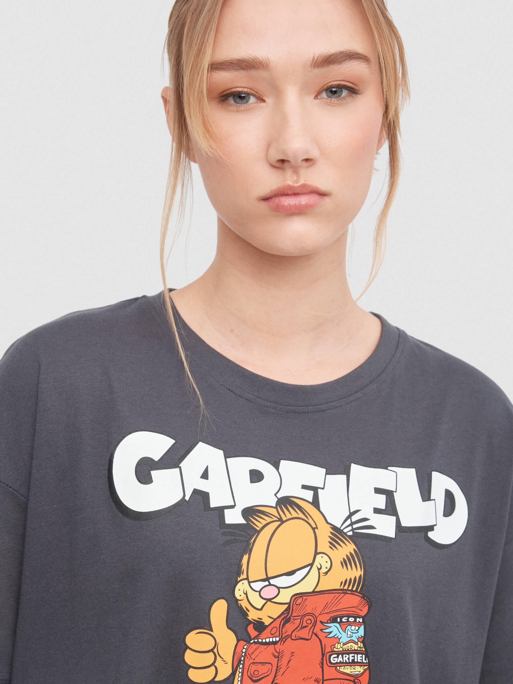 T-shirt oversize Garfield cinza escuro vista meia frontal