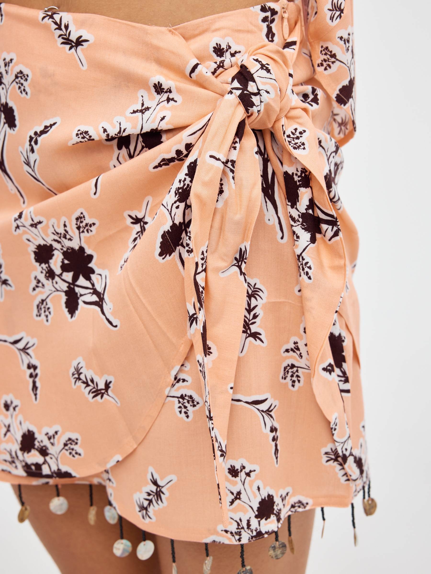 Minissaia sarongue com nós pêssego vista meia frontal