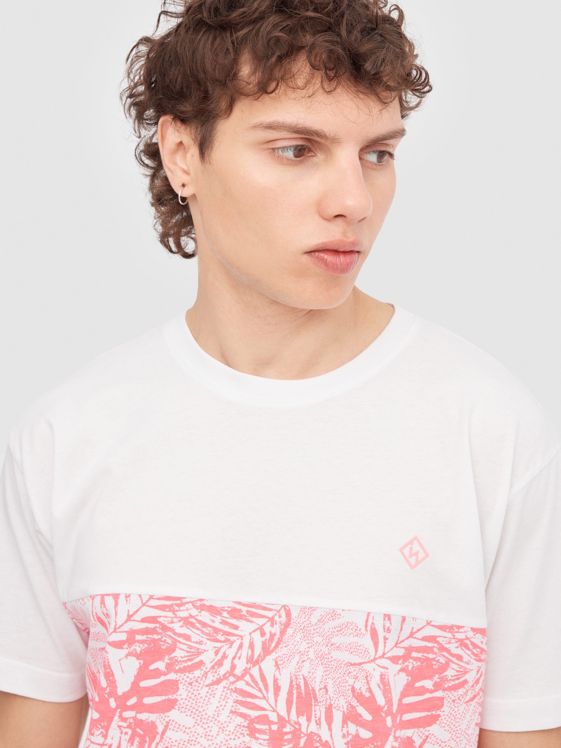 T-shirt com textura tropical rosa vista meia frontal