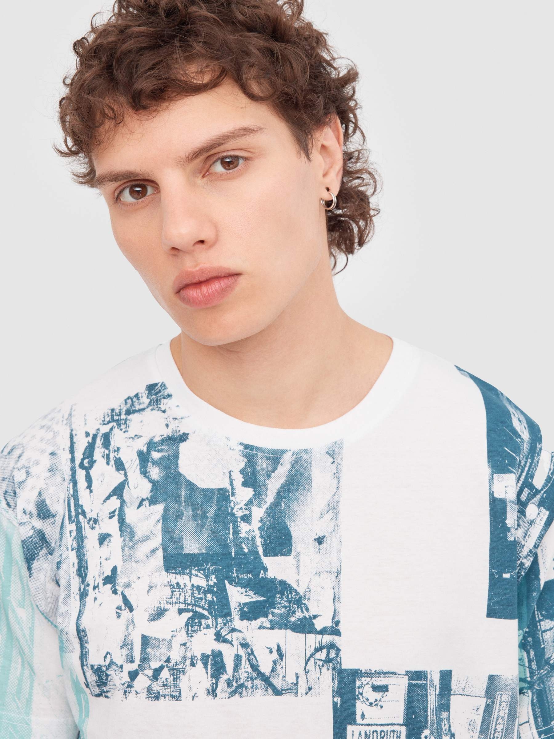 T-shirt de fotografia urbana branco vista meia frontal