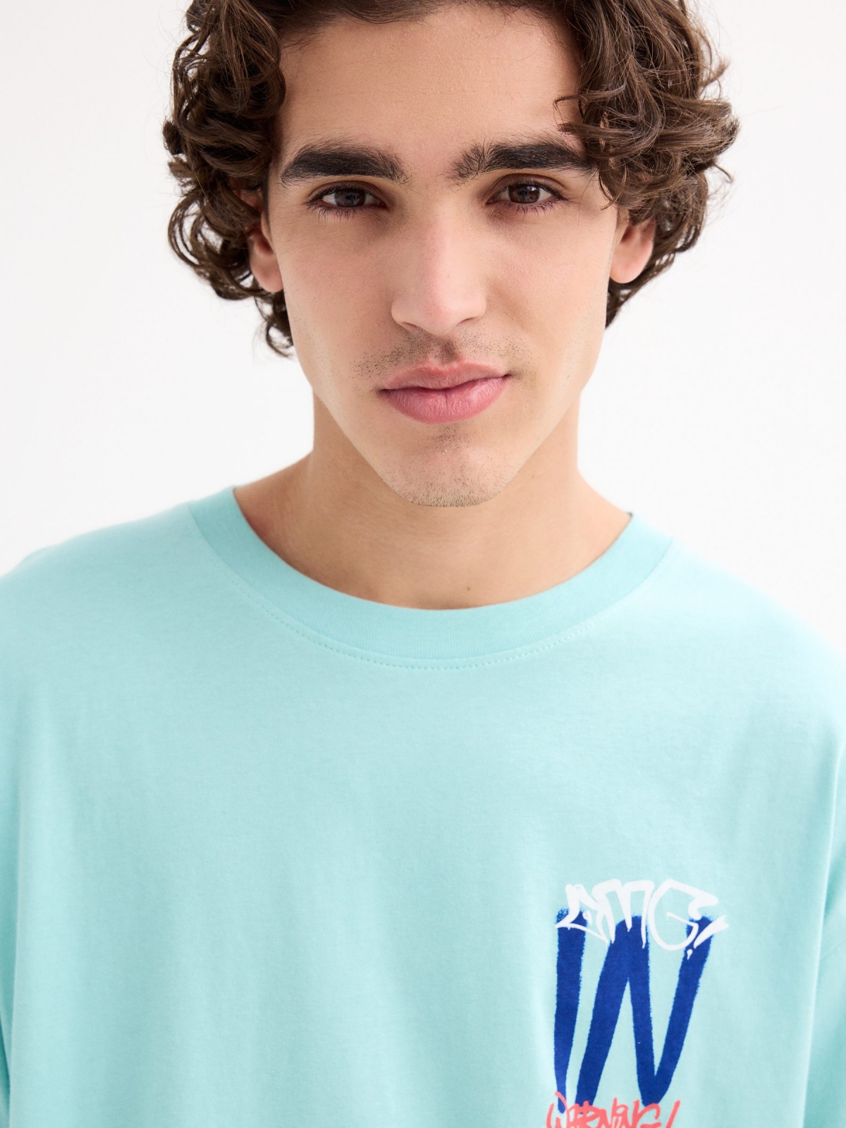 T-shirt com logótipo de graffiti azul claro vista detalhe