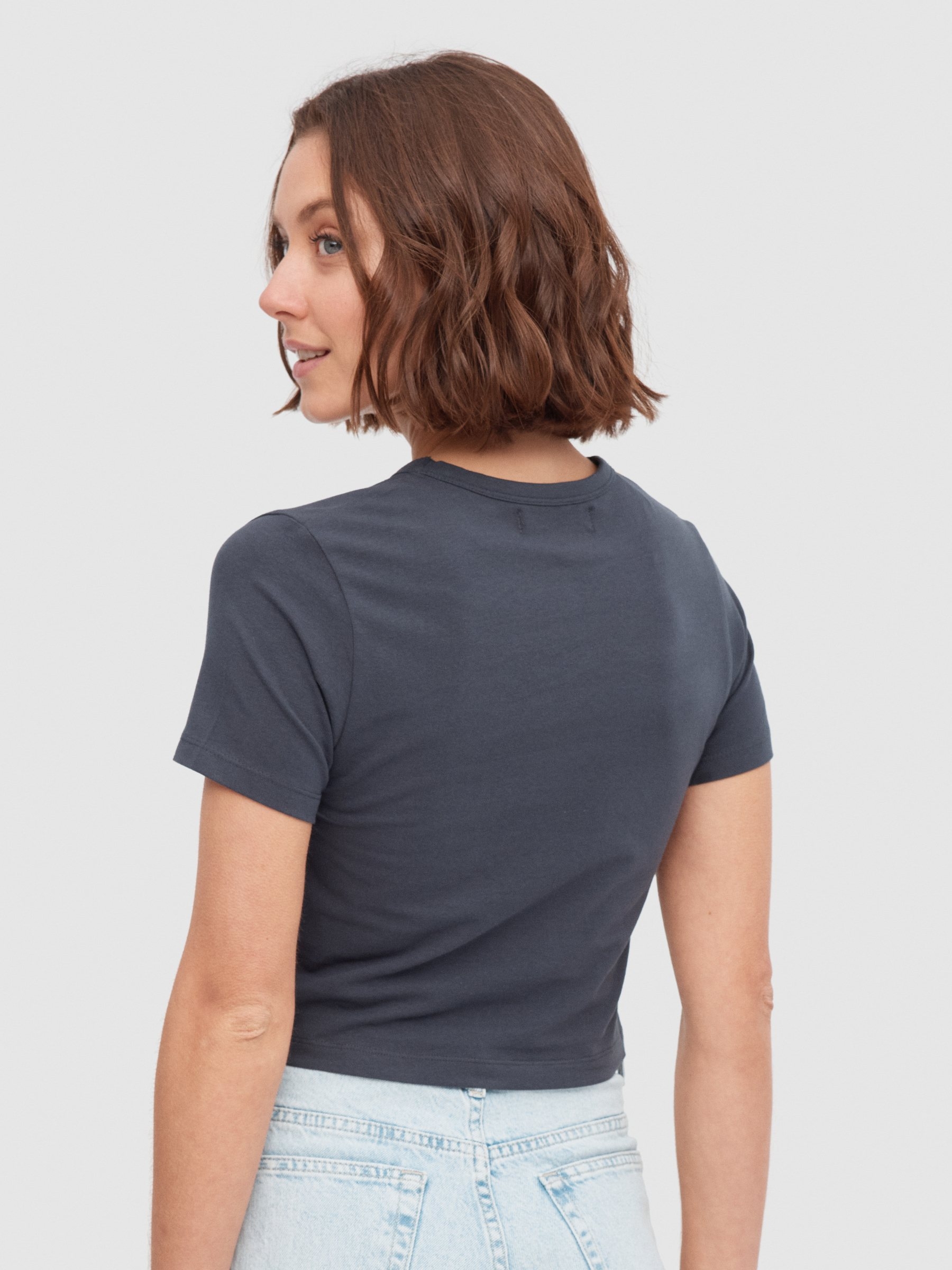 Camiseta crop Mind Illusion gris oscuro vista media frontal