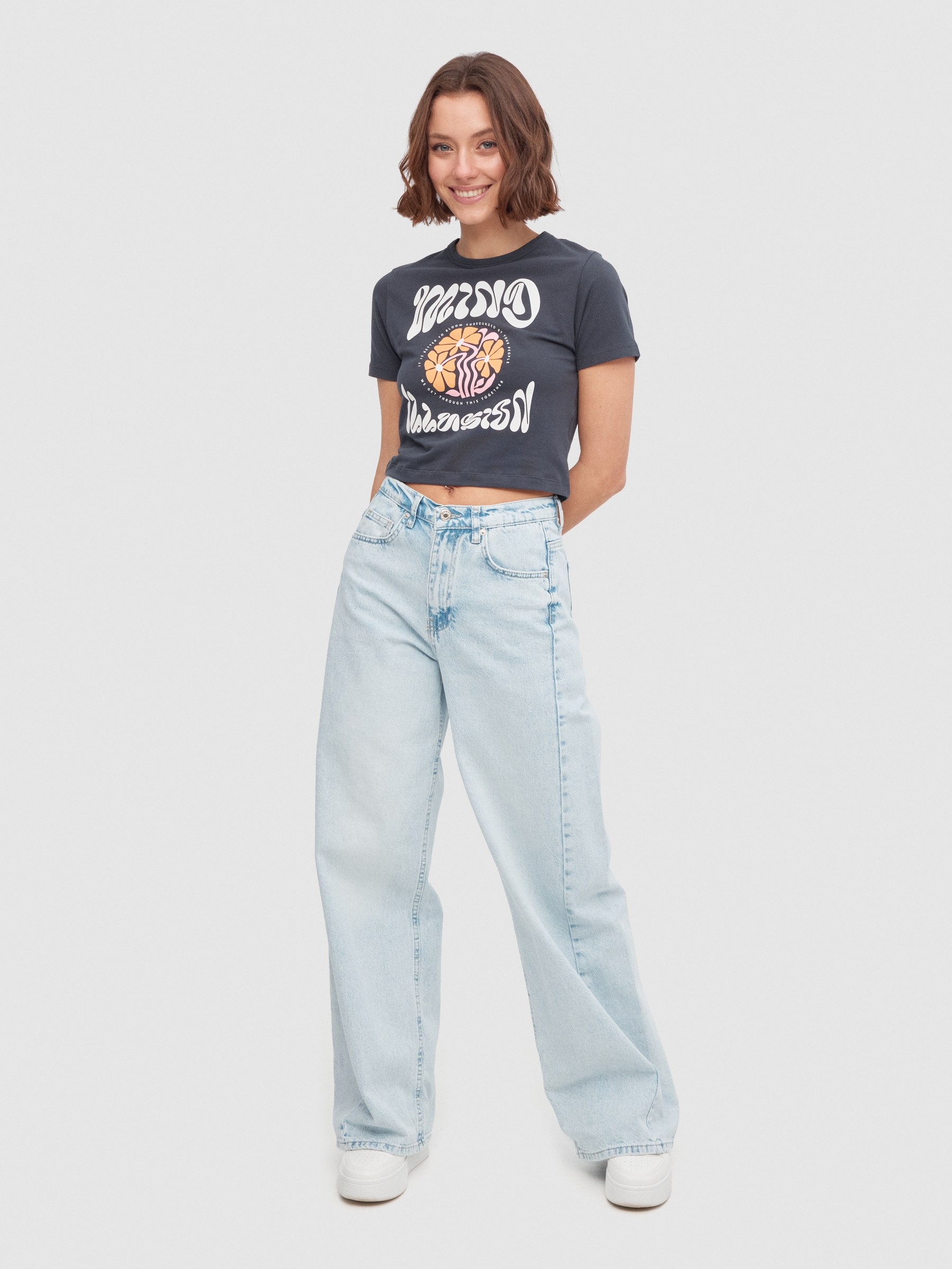 Camiseta crop Mind Illusion gris oscuro vista media frontal