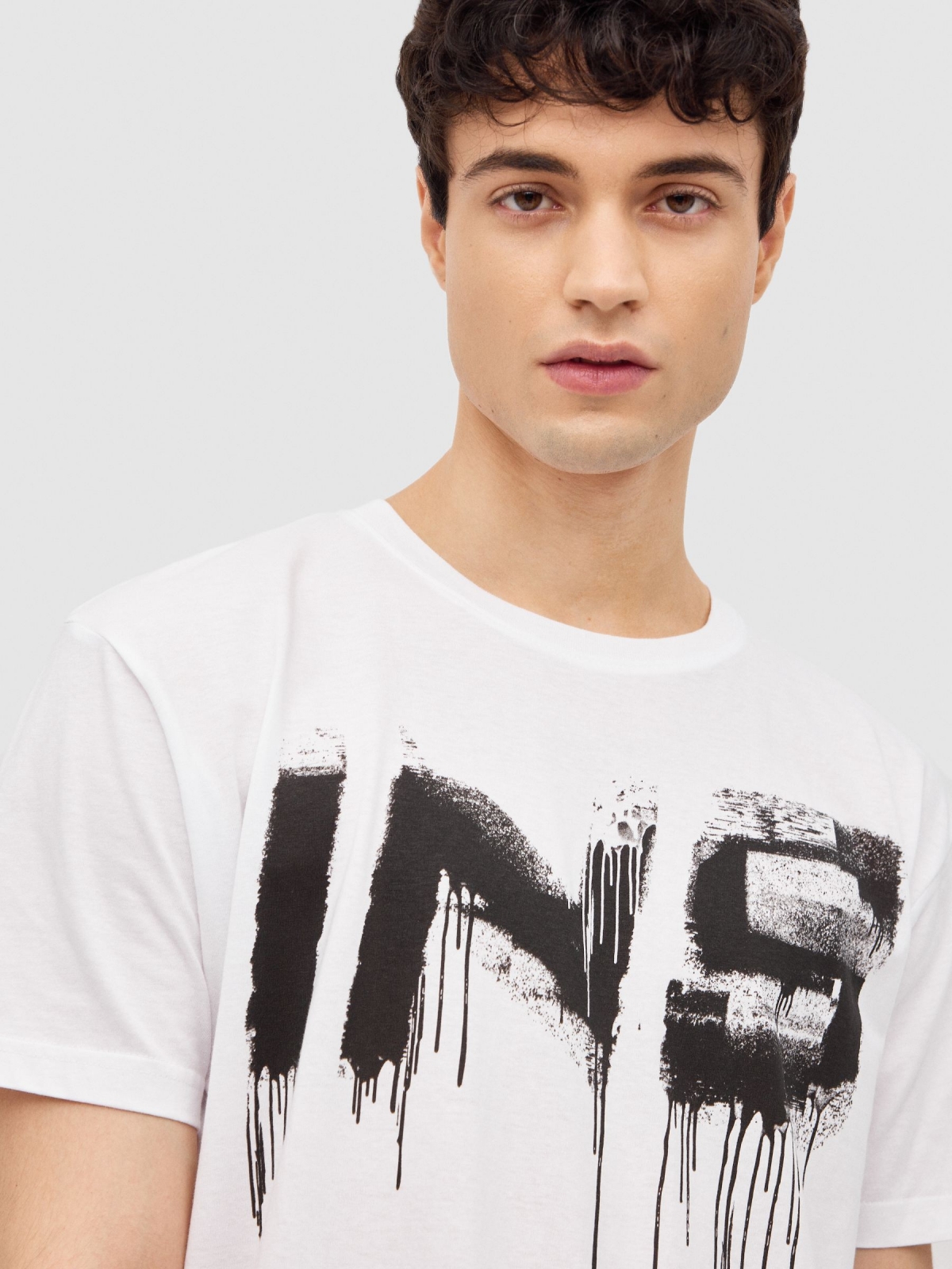 T-shirt com spray INSIDE branco vista detalhe
