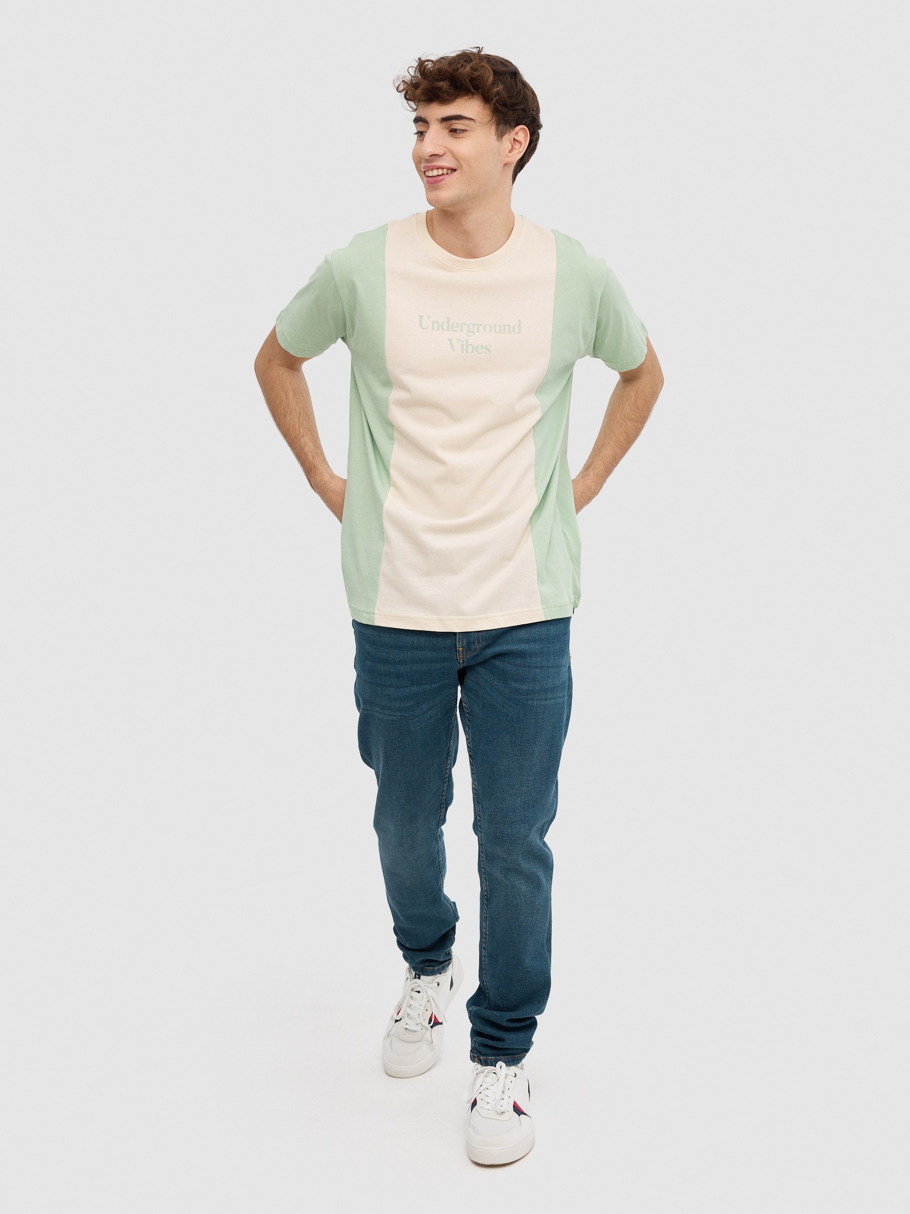 T-shirt minimalista com blocos de cores menta vista meia frontal