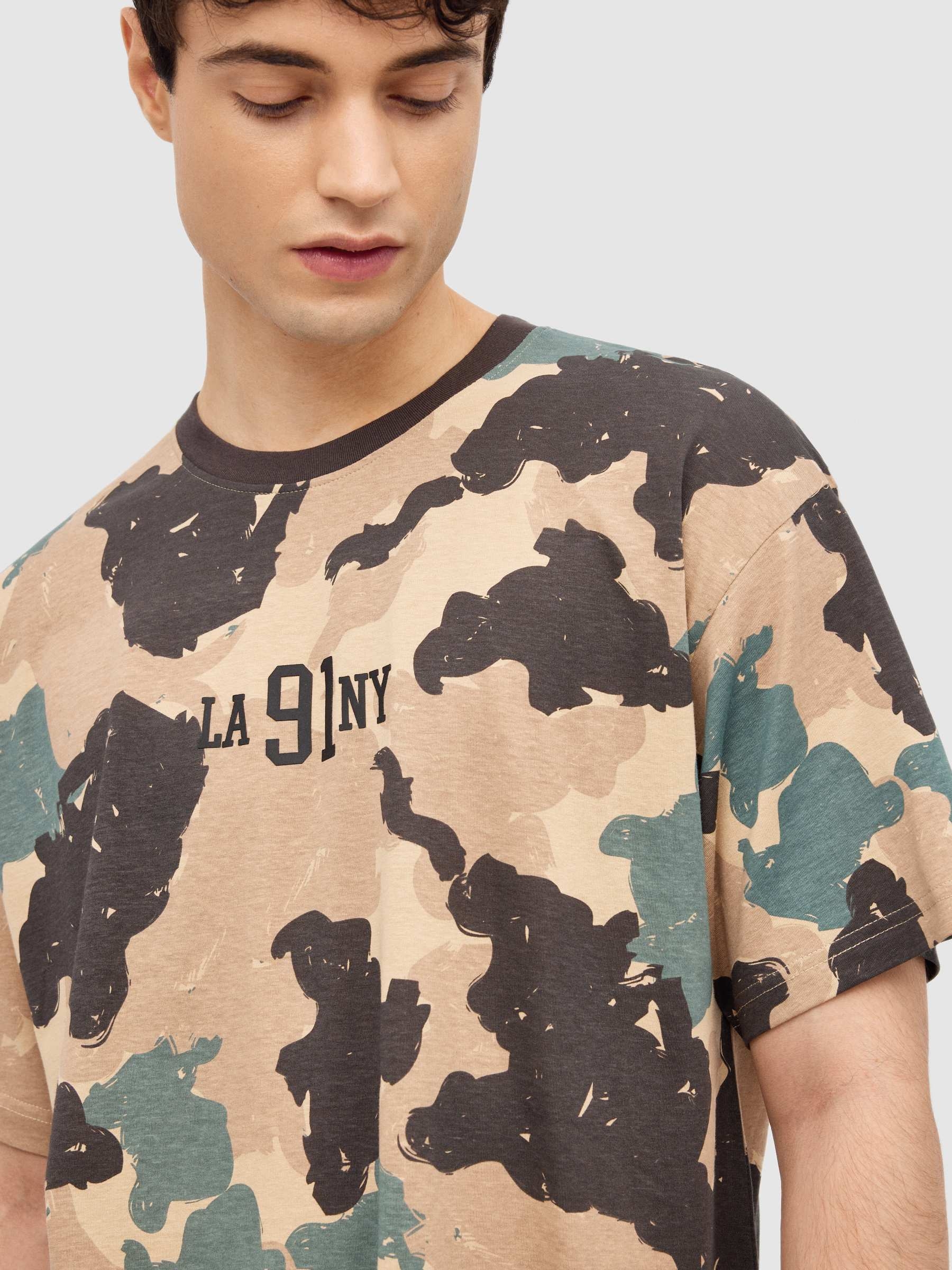T-shirt de camuflagem NY areia vista meia frontal