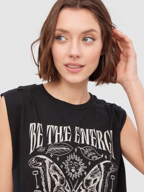 Camiseta sin mangas mariposa negro vista detalle