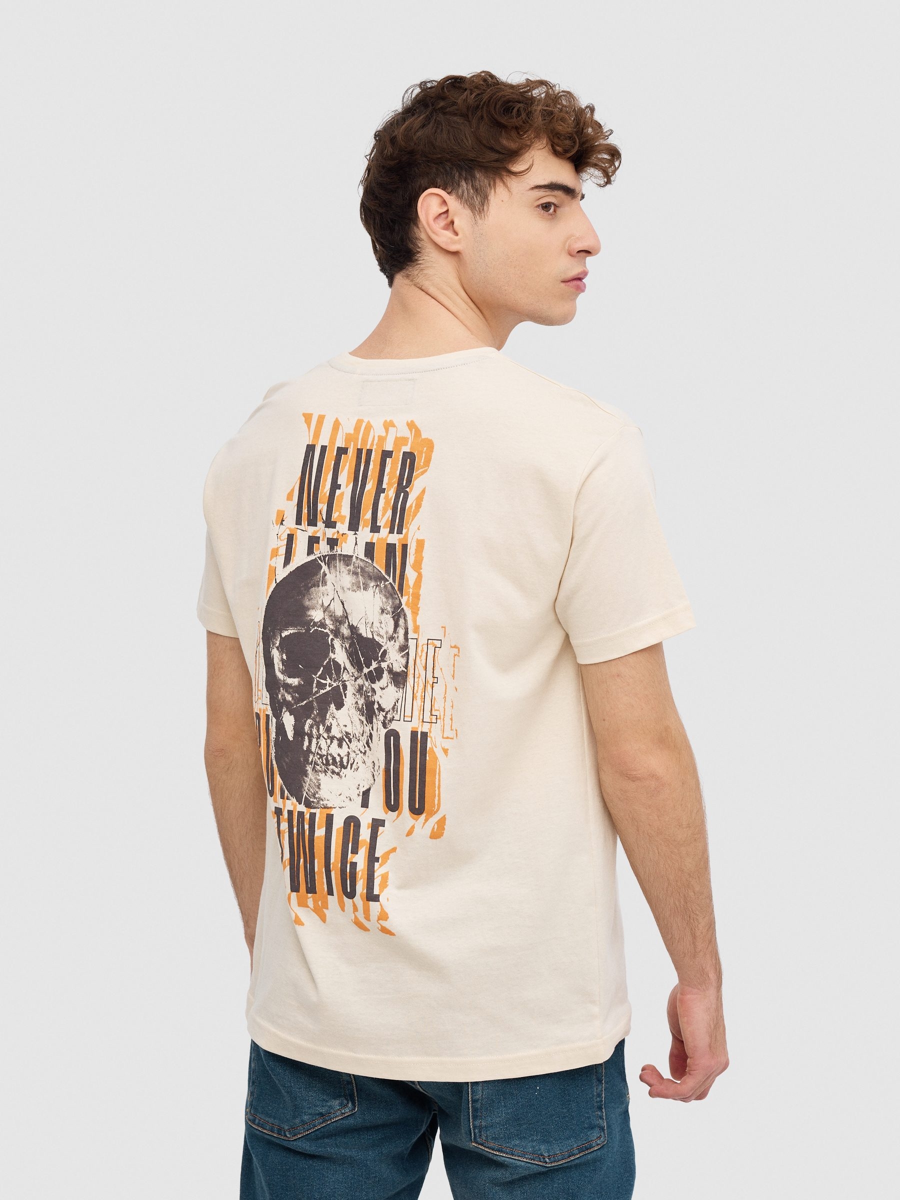 T-shirt com texto de caveira areia vista meia frontal