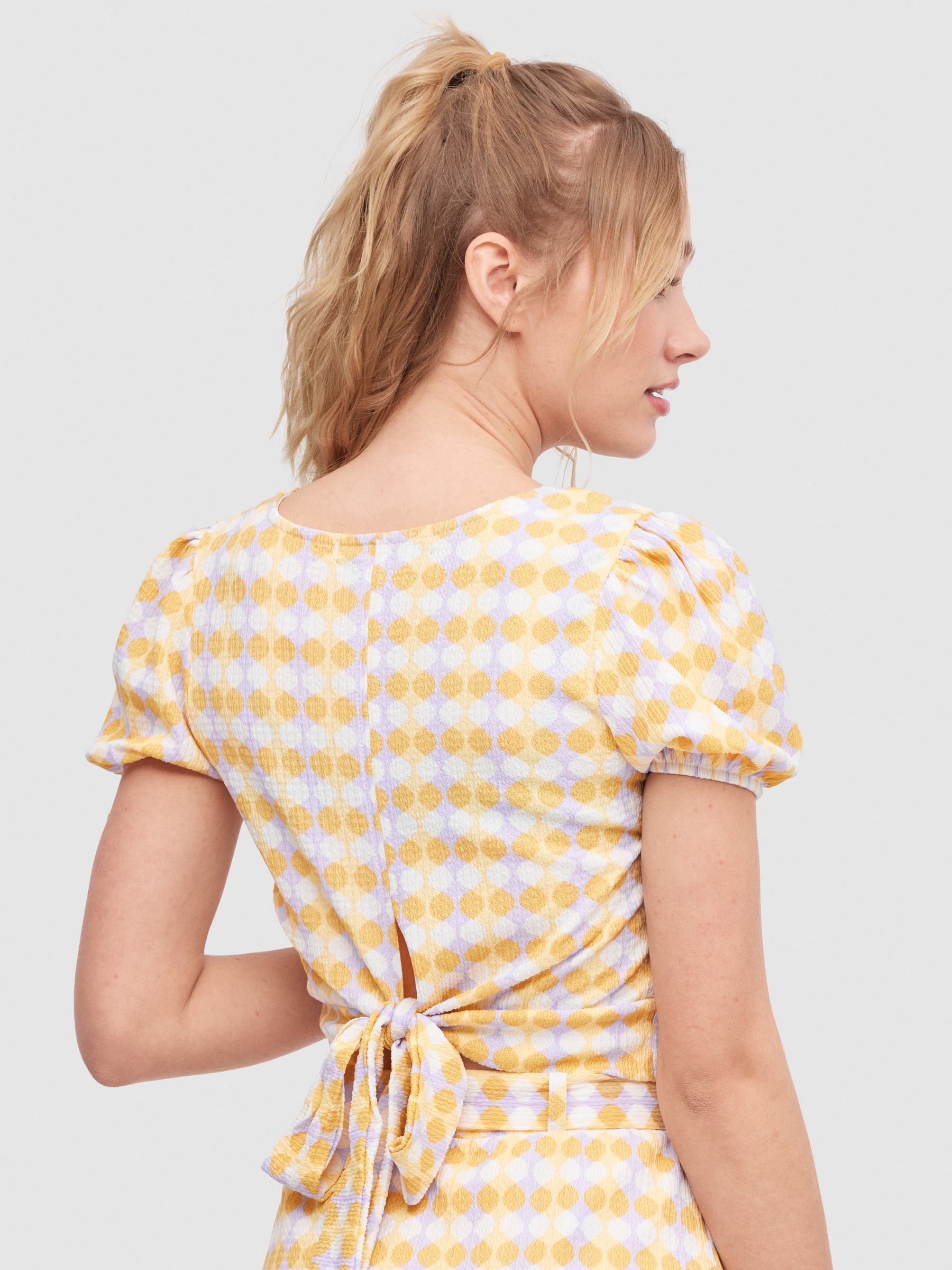 T-shirt com estampado sixties e laço multicolorido vista meia frontal