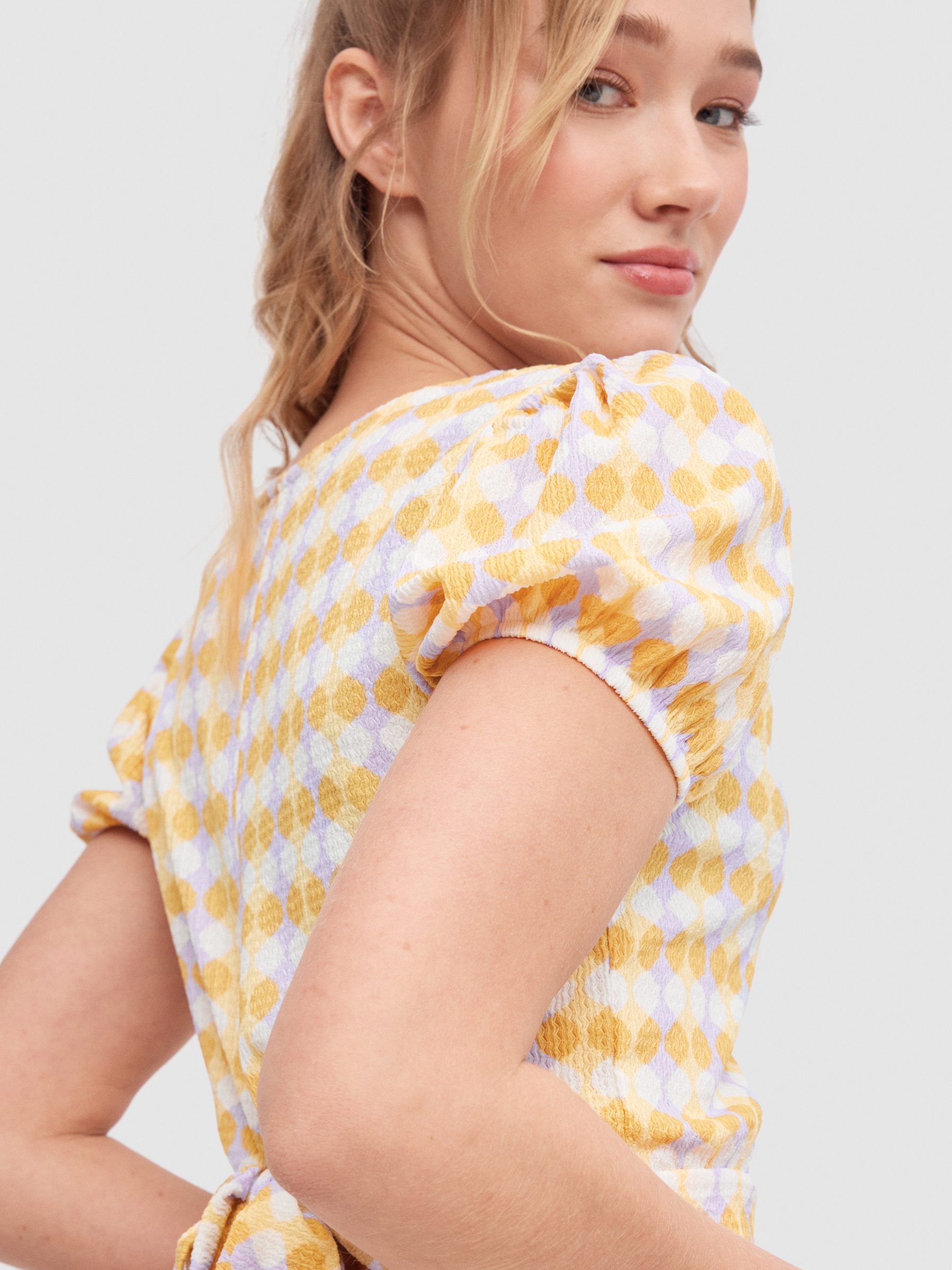 T-shirt com estampado sixties e laço multicolorido vista meia frontal